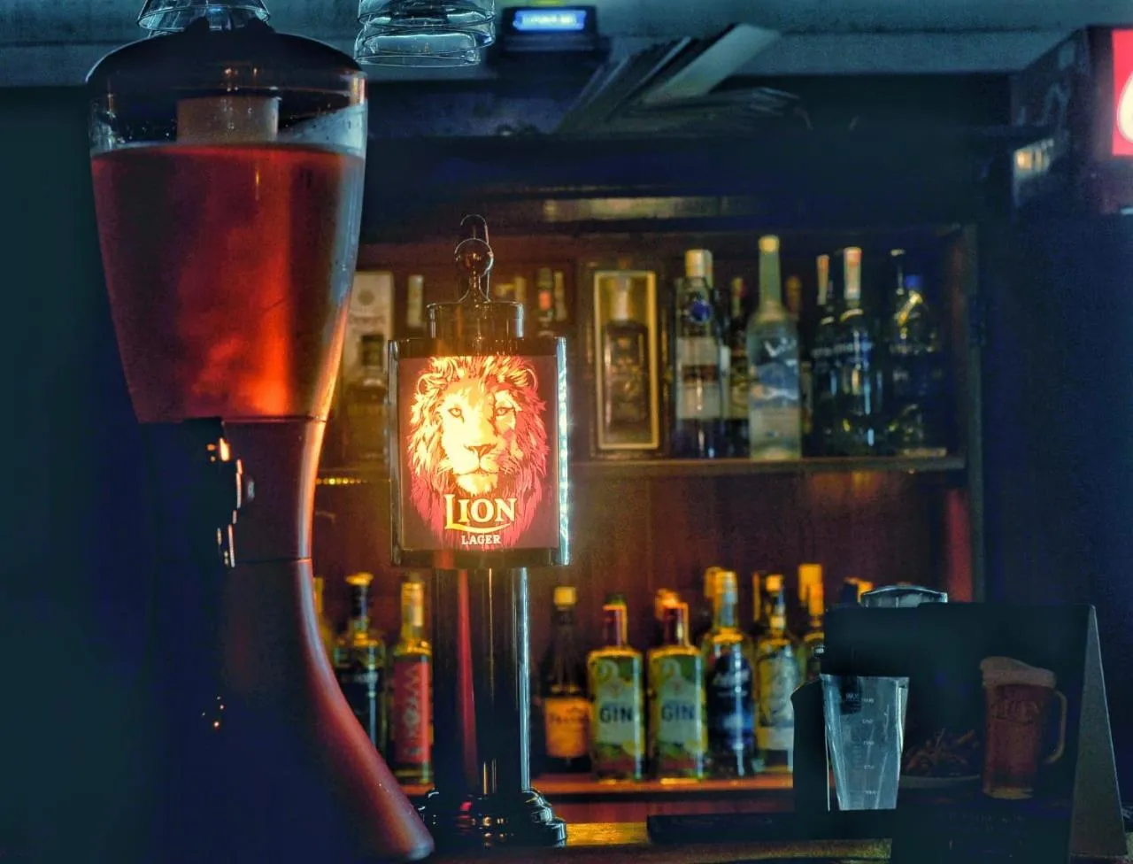 Lounge or bar in Saninro Hotel - Ragama