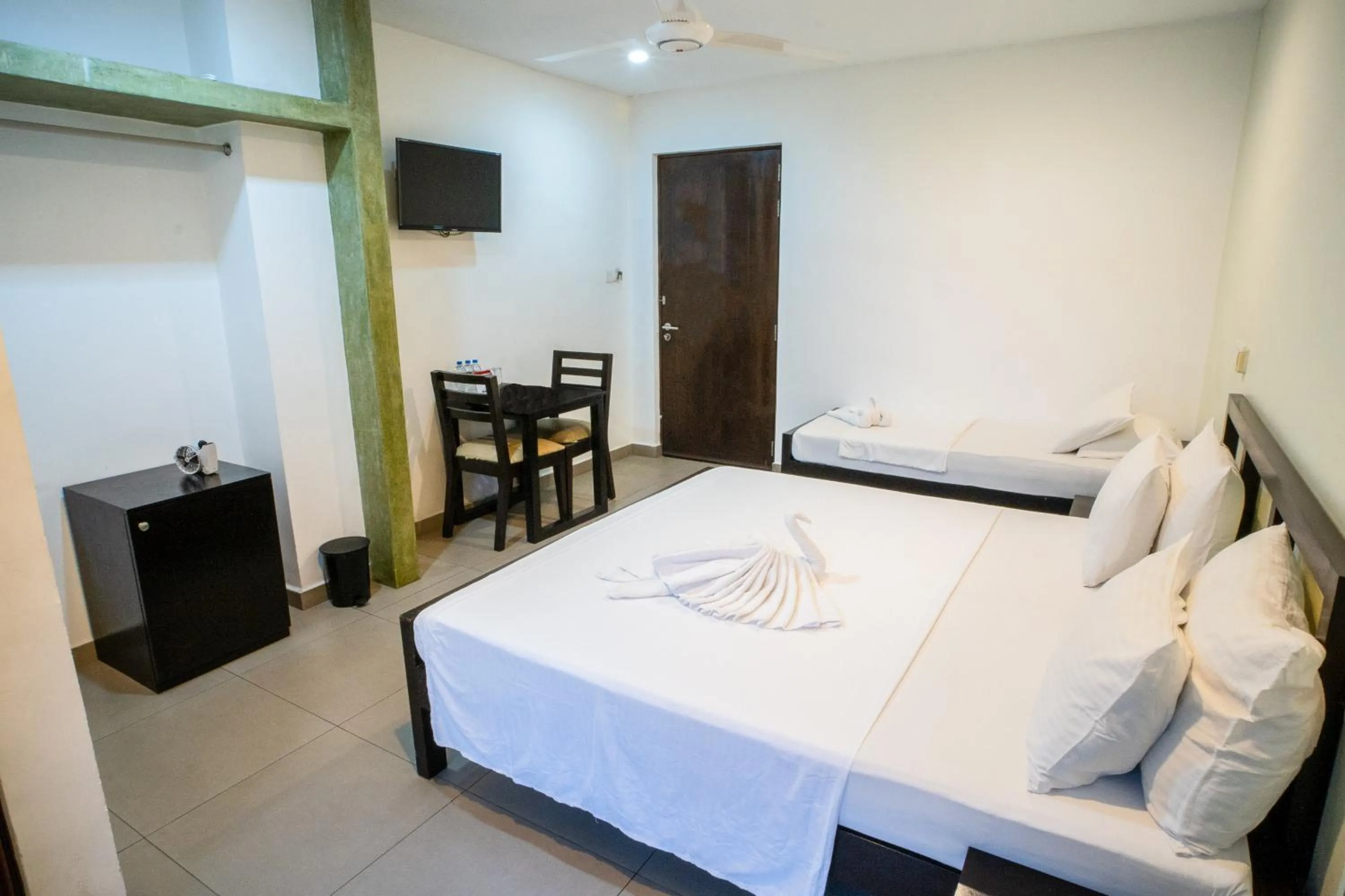 Family in Saninro Hotel - Ragama