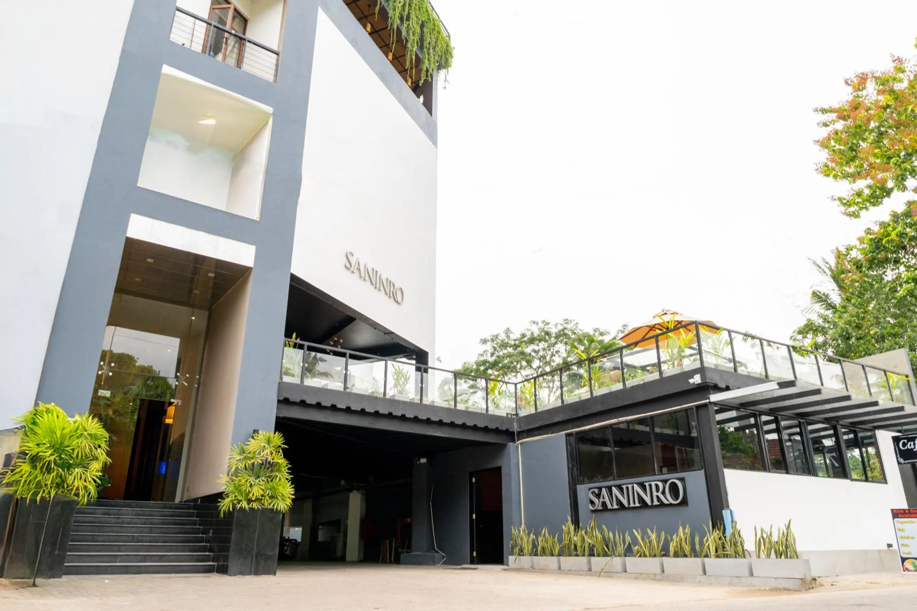 Facade/entrance in Saninro Hotel - Ragama
