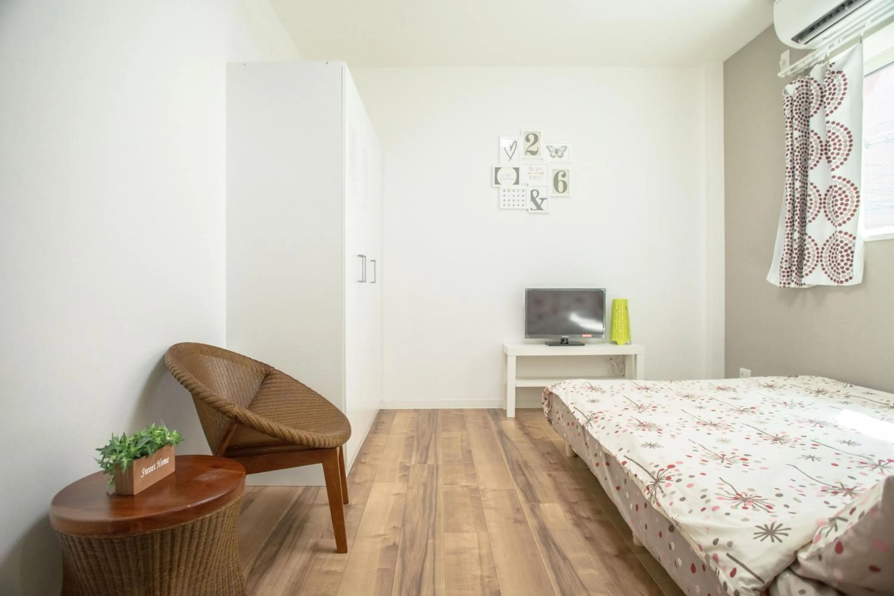 Photo of the whole room, Bed in Osaka Tsuruhashitei Hotel Asahi group 大阪鶴橋亭ホテル