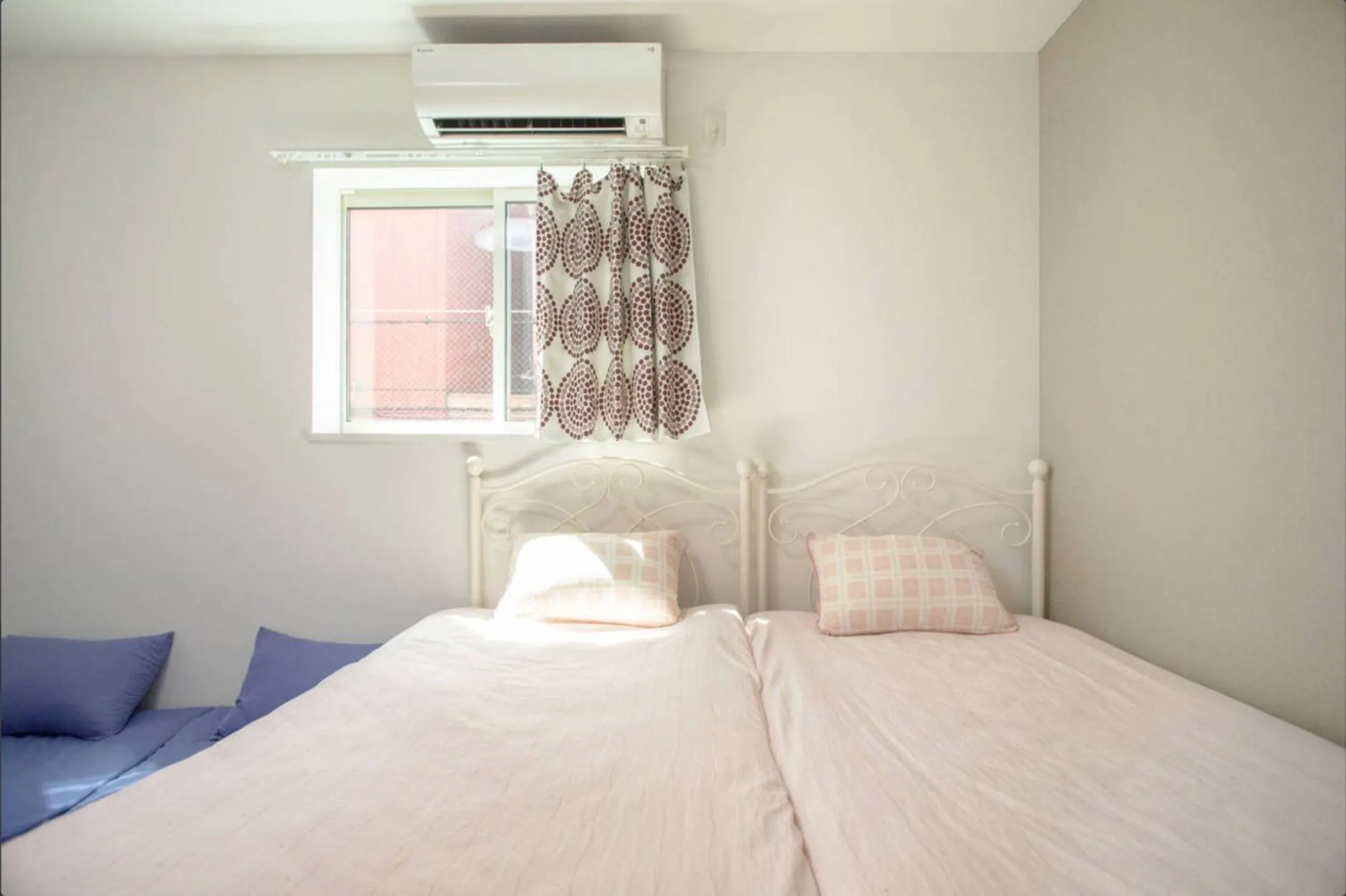 Photo of the whole room, Bed in Osaka Tsuruhashitei Hotel Asahi group 大阪鶴橋亭ホテル