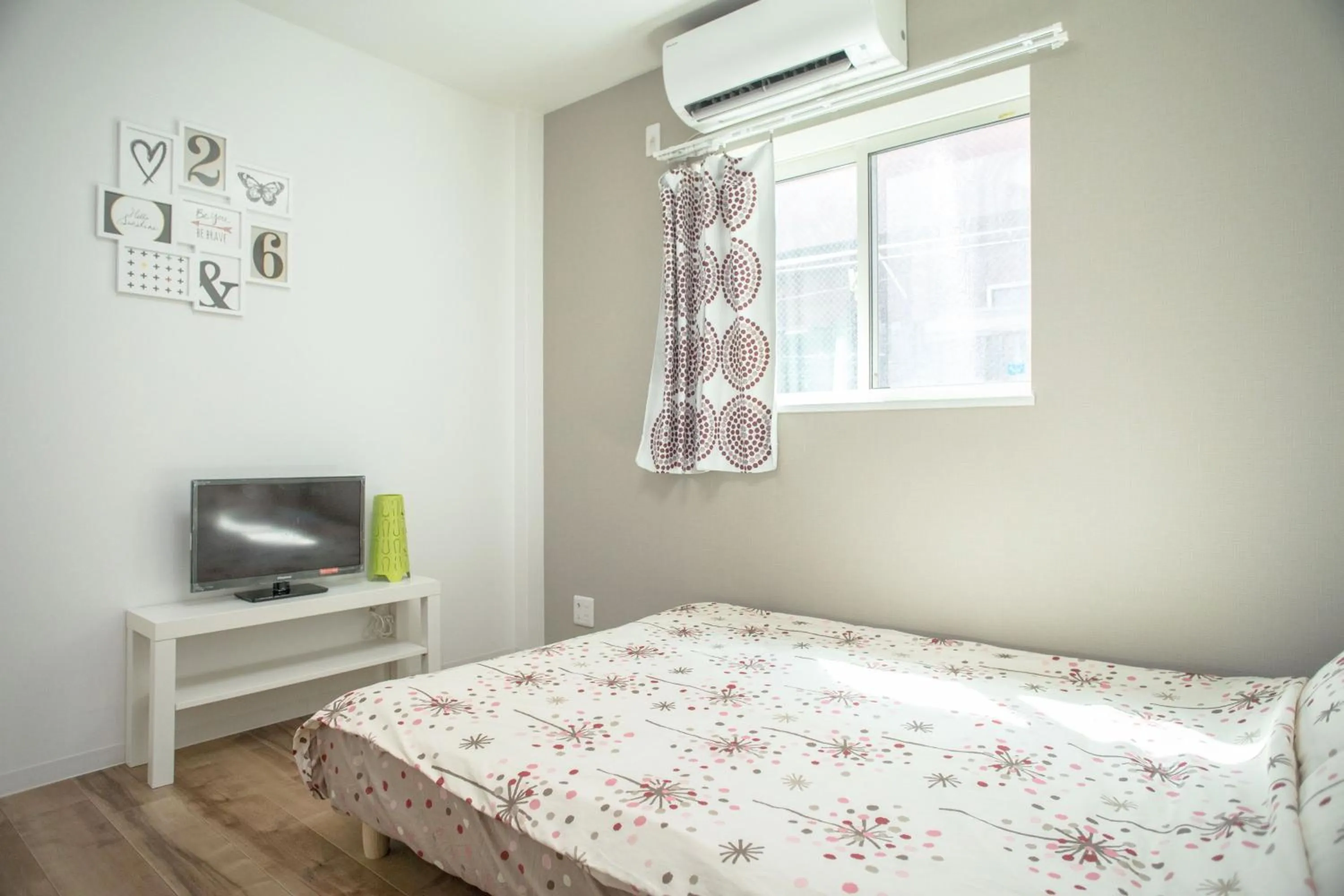 Photo of the whole room, Bed in Osaka Tsuruhashitei Hotel Asahi group 大阪鶴橋亭ホテル