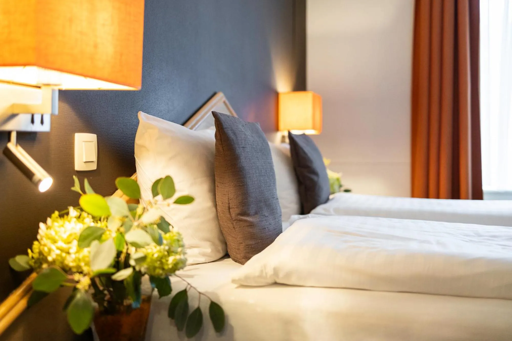 Property building, Bed in Hotel du Commerce