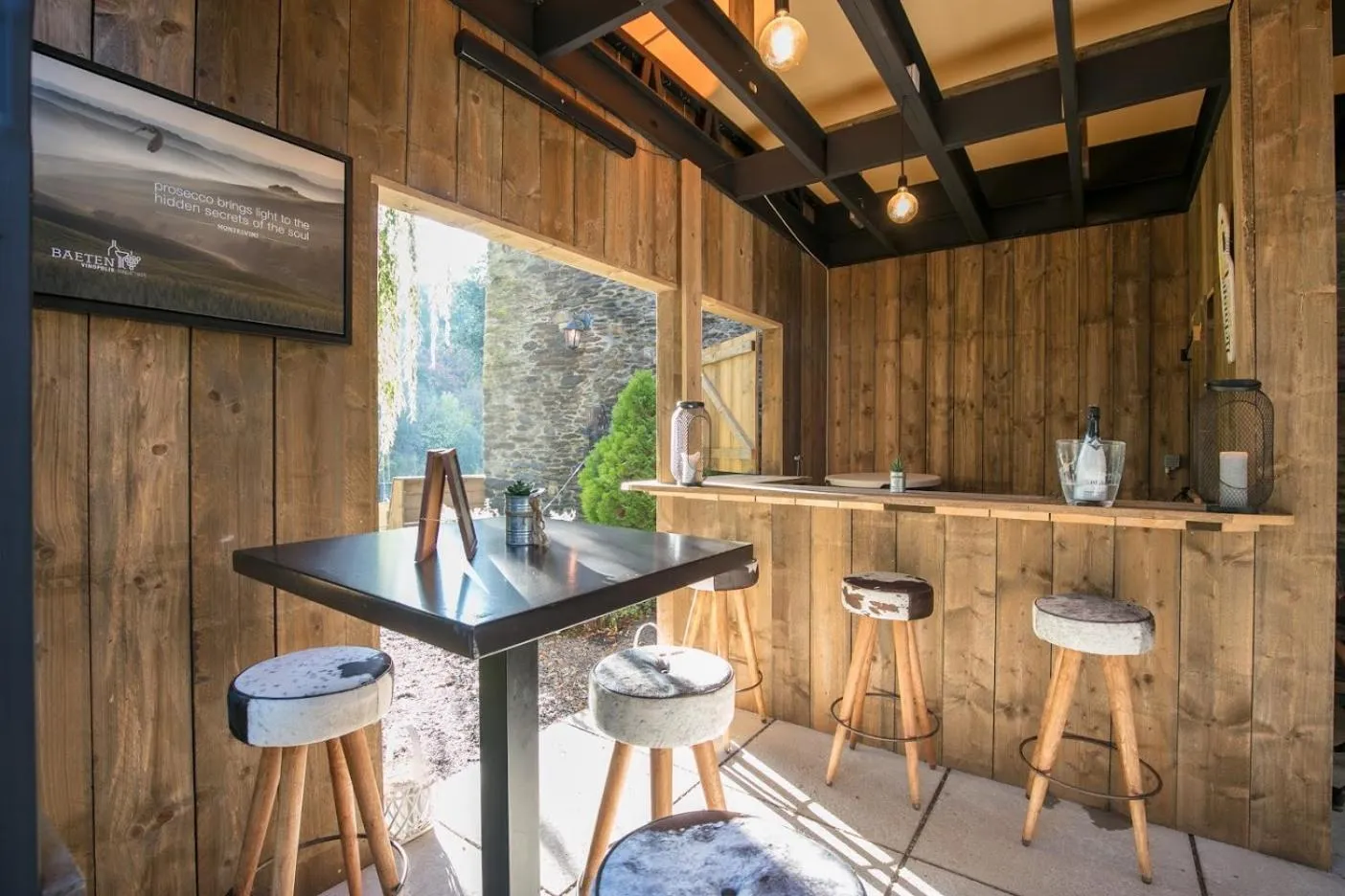 Restaurant/places to eat in Hotel du Commerce