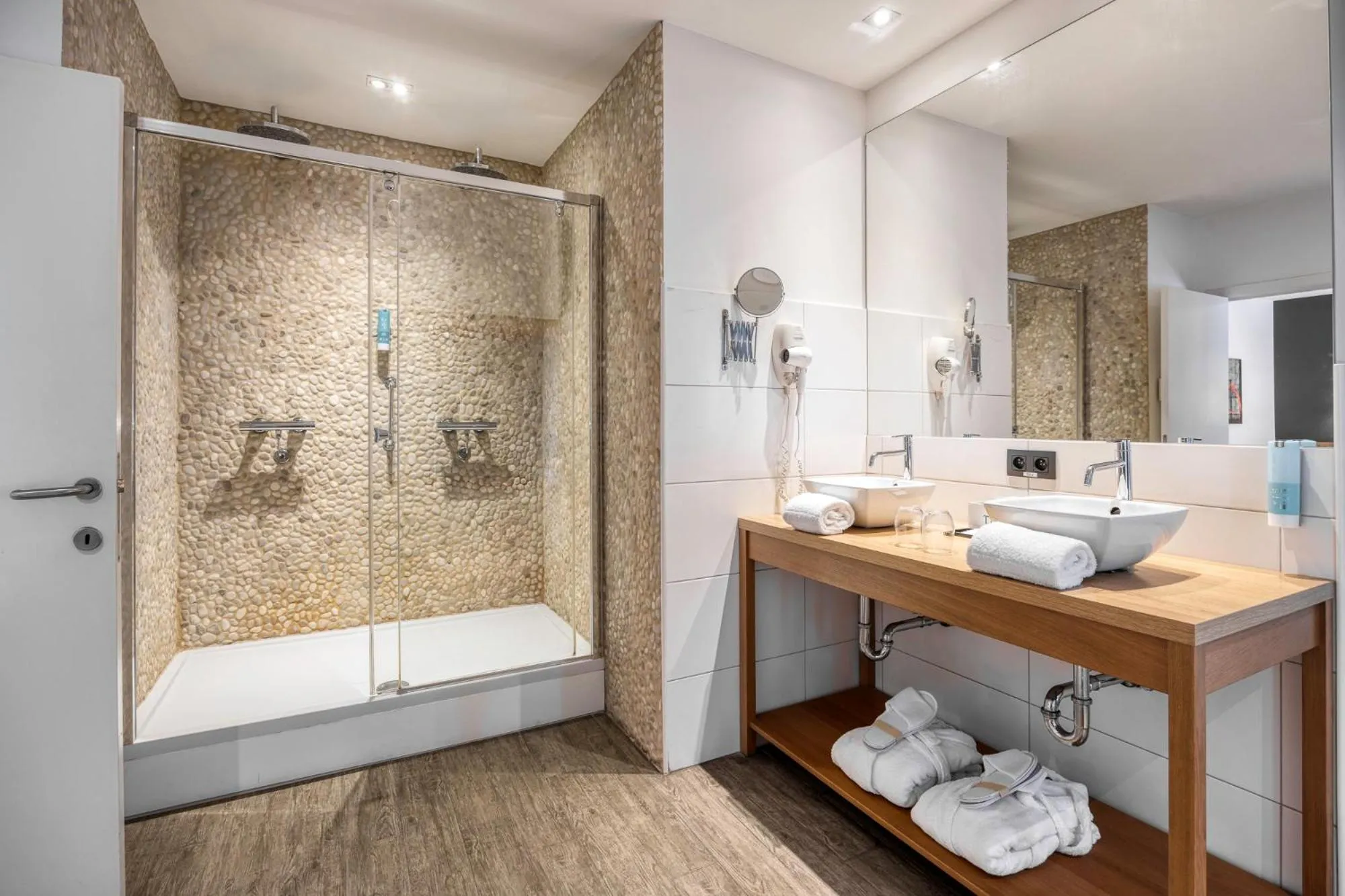 Property building in Hotel du Commerce