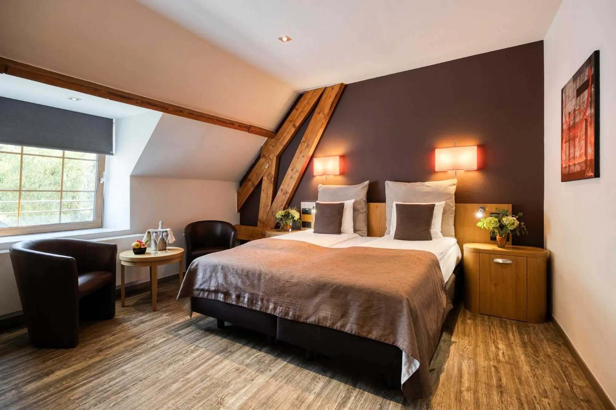 Property building, Bed in Hotel du Commerce