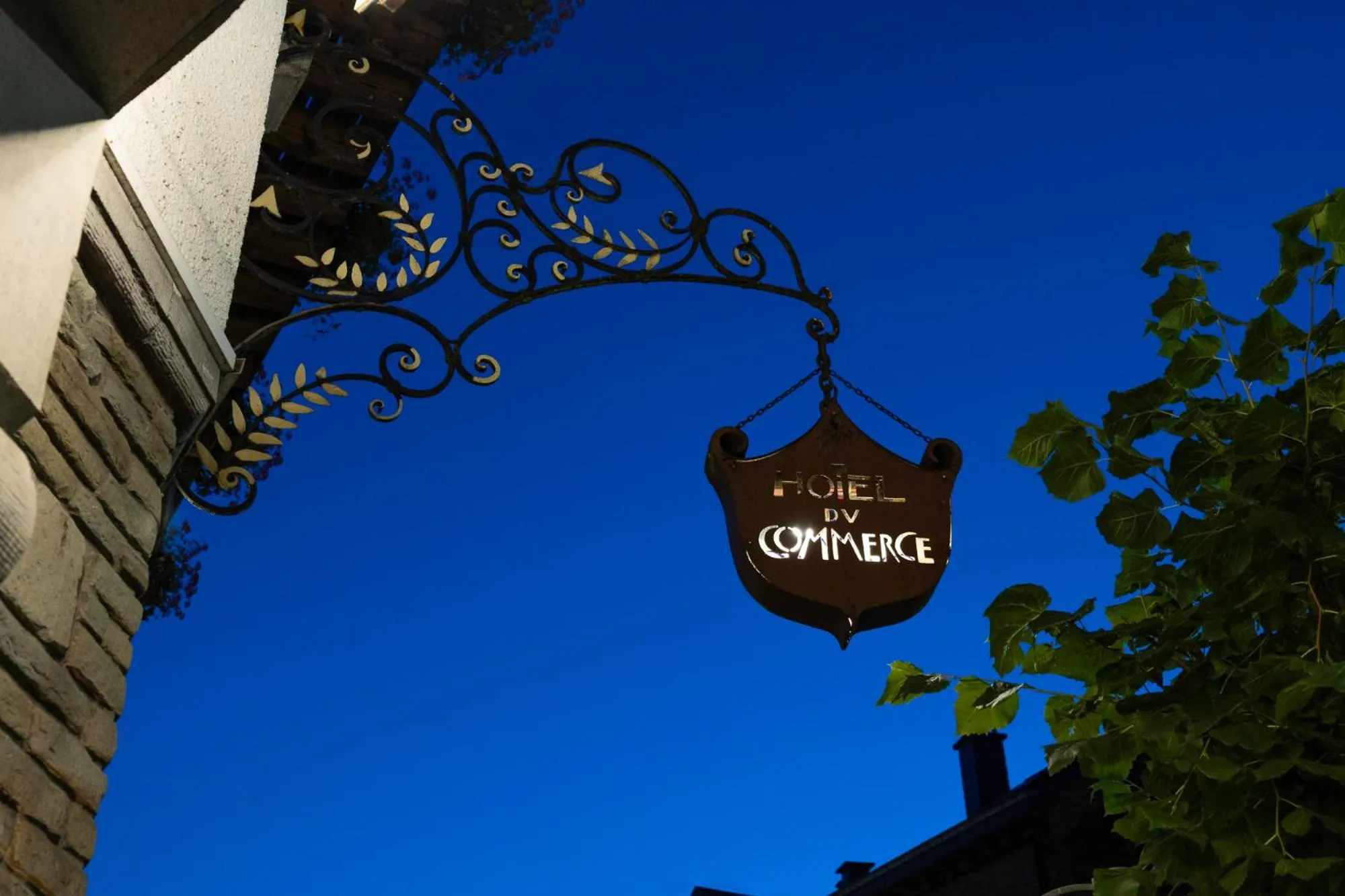 Property building in Hotel du Commerce