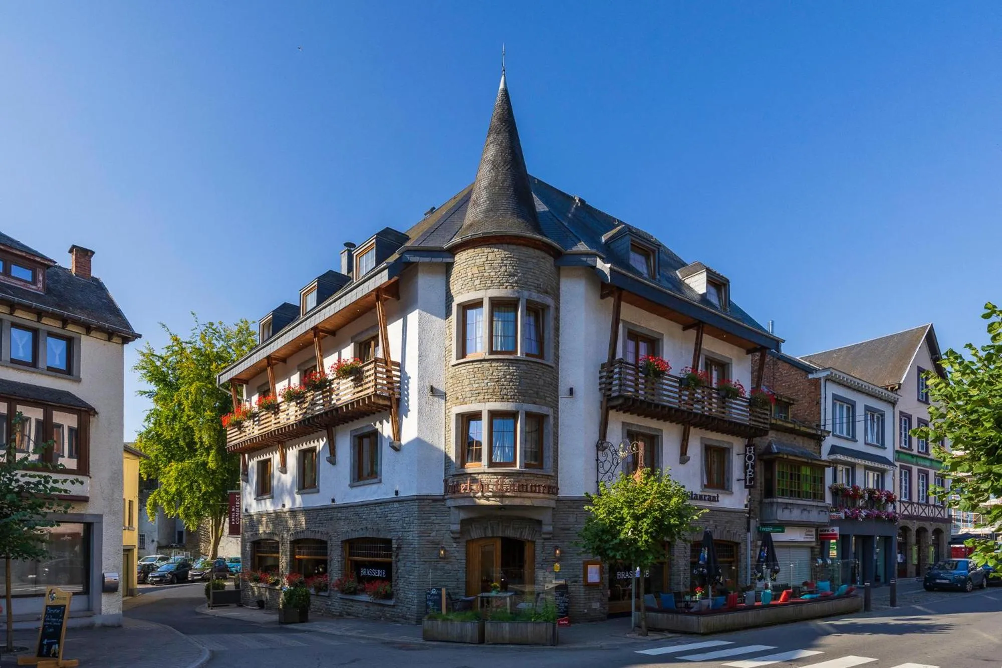 Property building in Hotel du Commerce