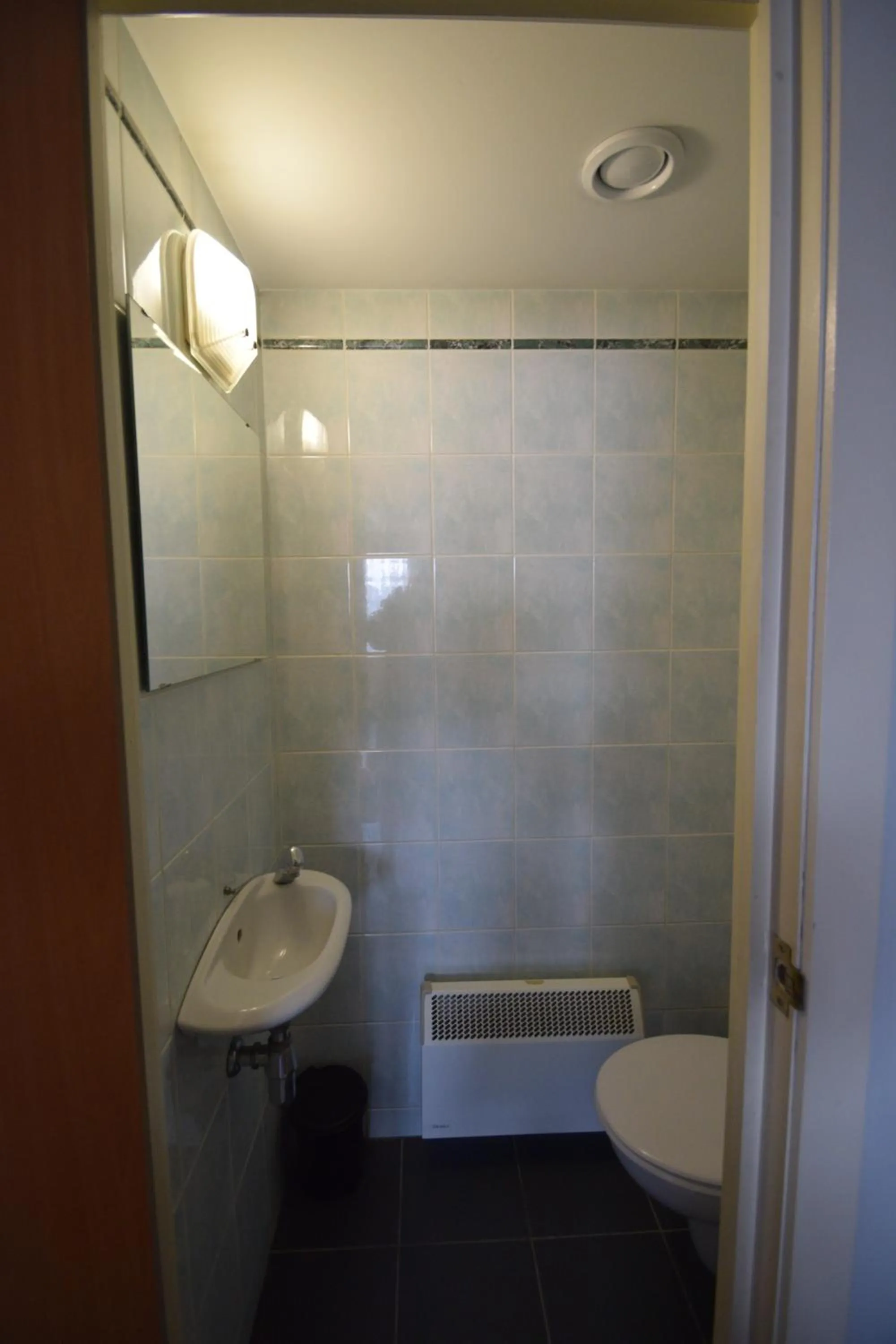 Toilet in Sleep & Go Brussels Expo Hotel