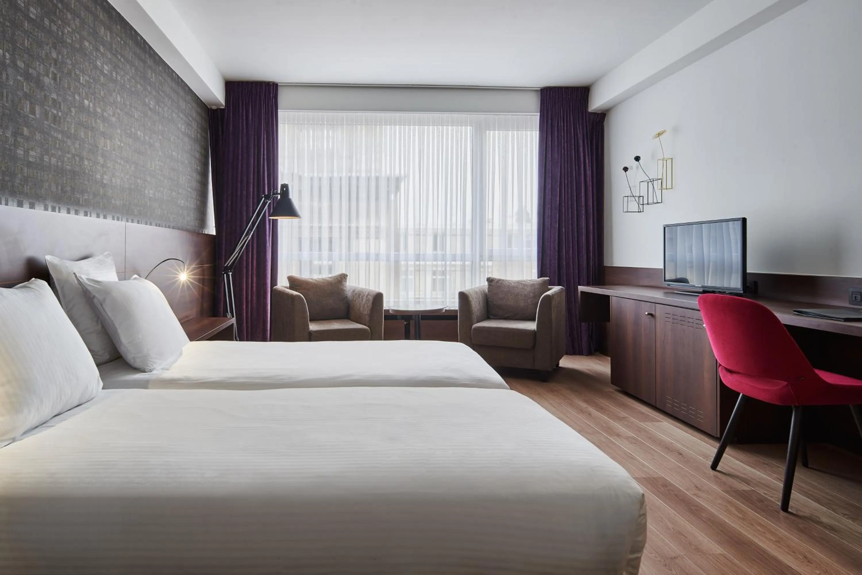 Communal lounge/ TV room, Bed in Theater Hotel