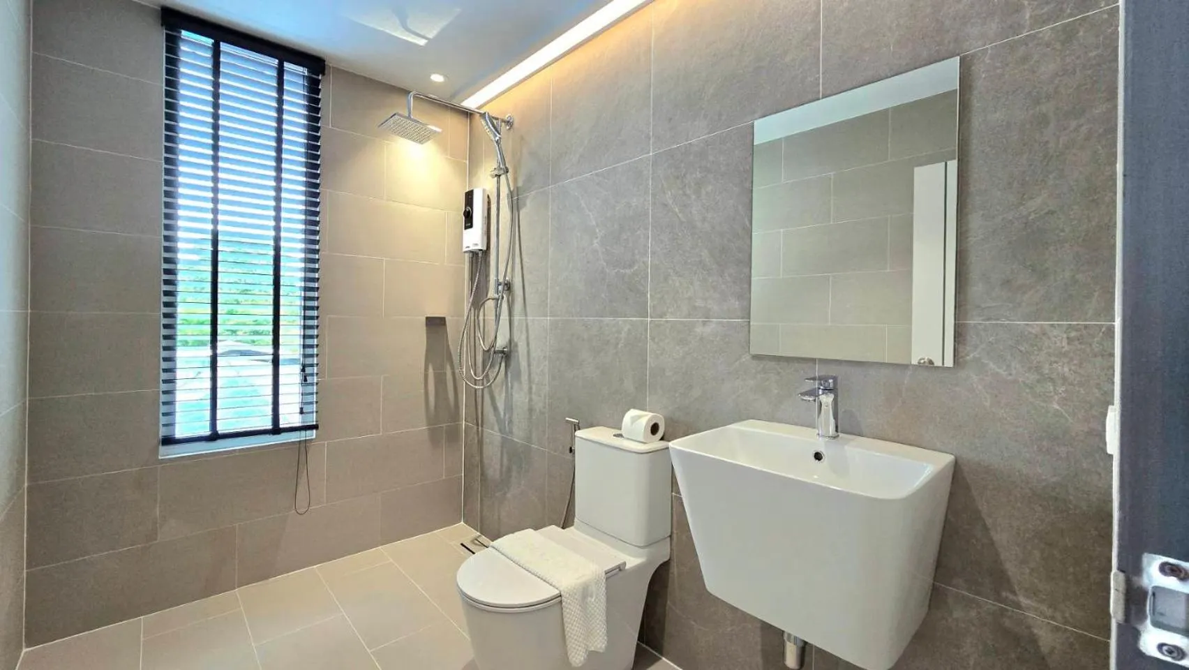 Shower in P168 Hostel Samui