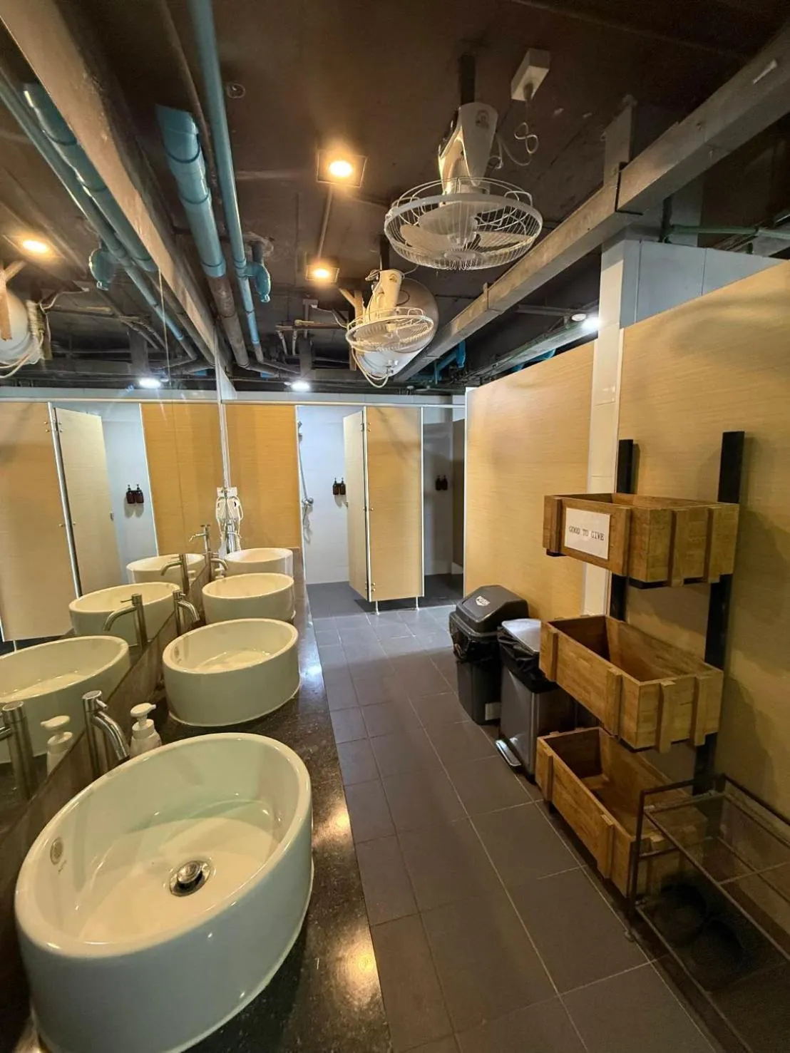 Shower in P168 Hostel Samui