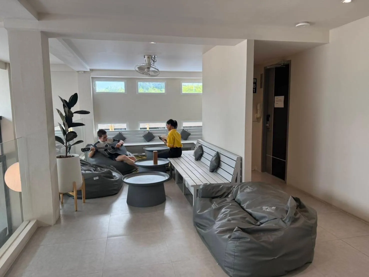 Communal lounge/ TV room in P168 Hostel Samui