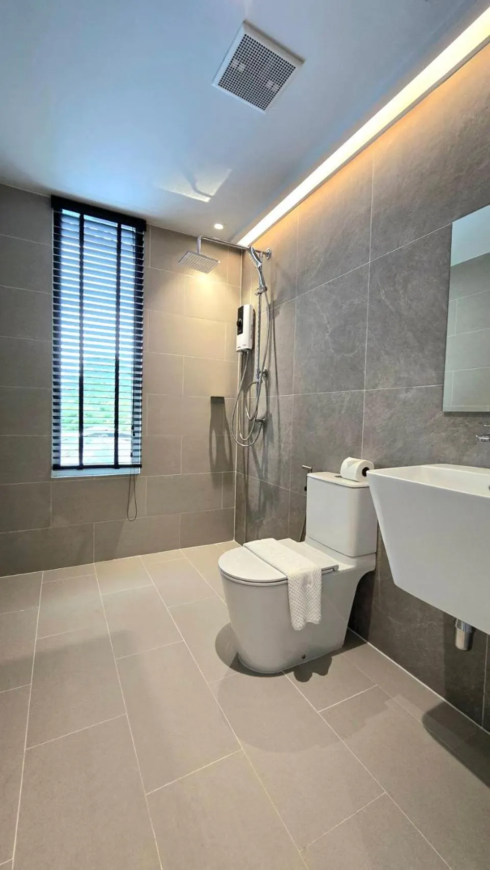 Shower in P168 Hostel Samui