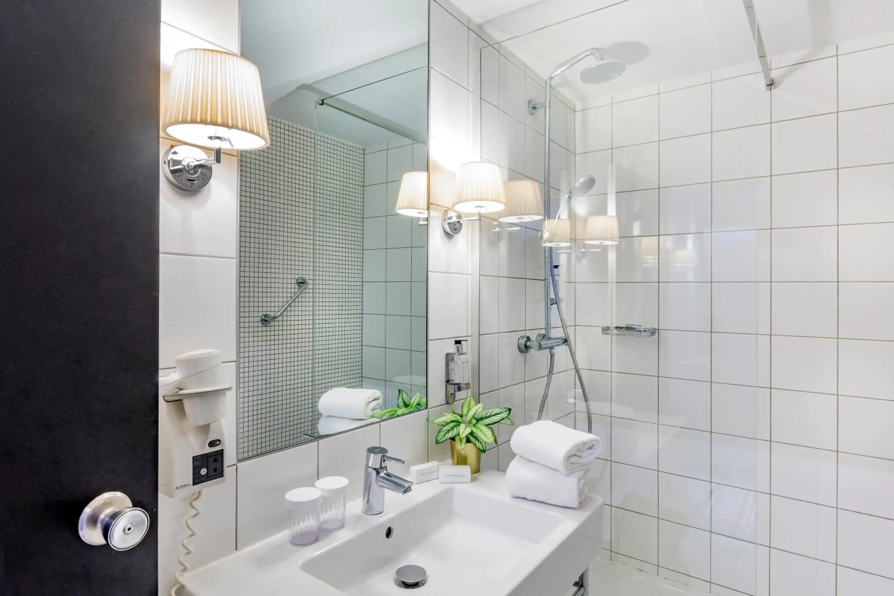 Deluxe Room in PREMIER SUITES Antwerp Deluxe Room in PREMIER SUITES Antwerp