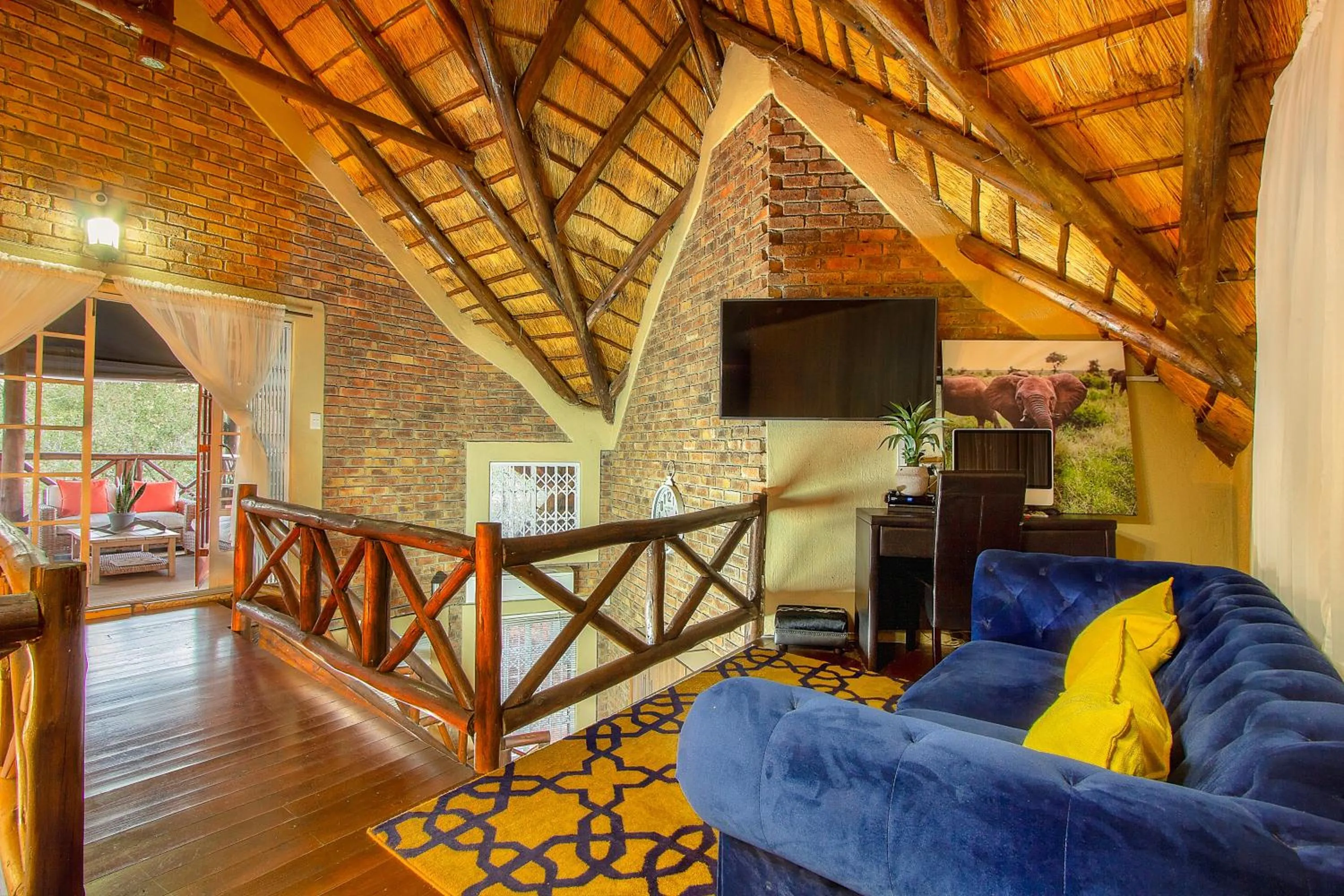 Communal lounge/ TV room in Imbube Safari Lodge