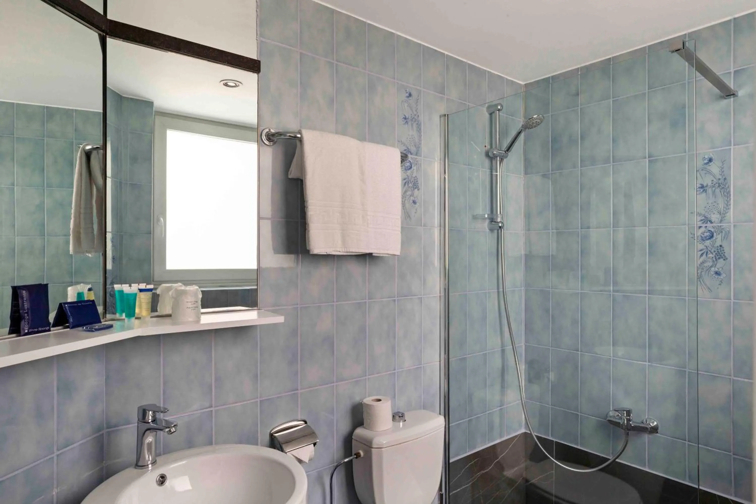 Shower in Hôtel Argus by happyCulture