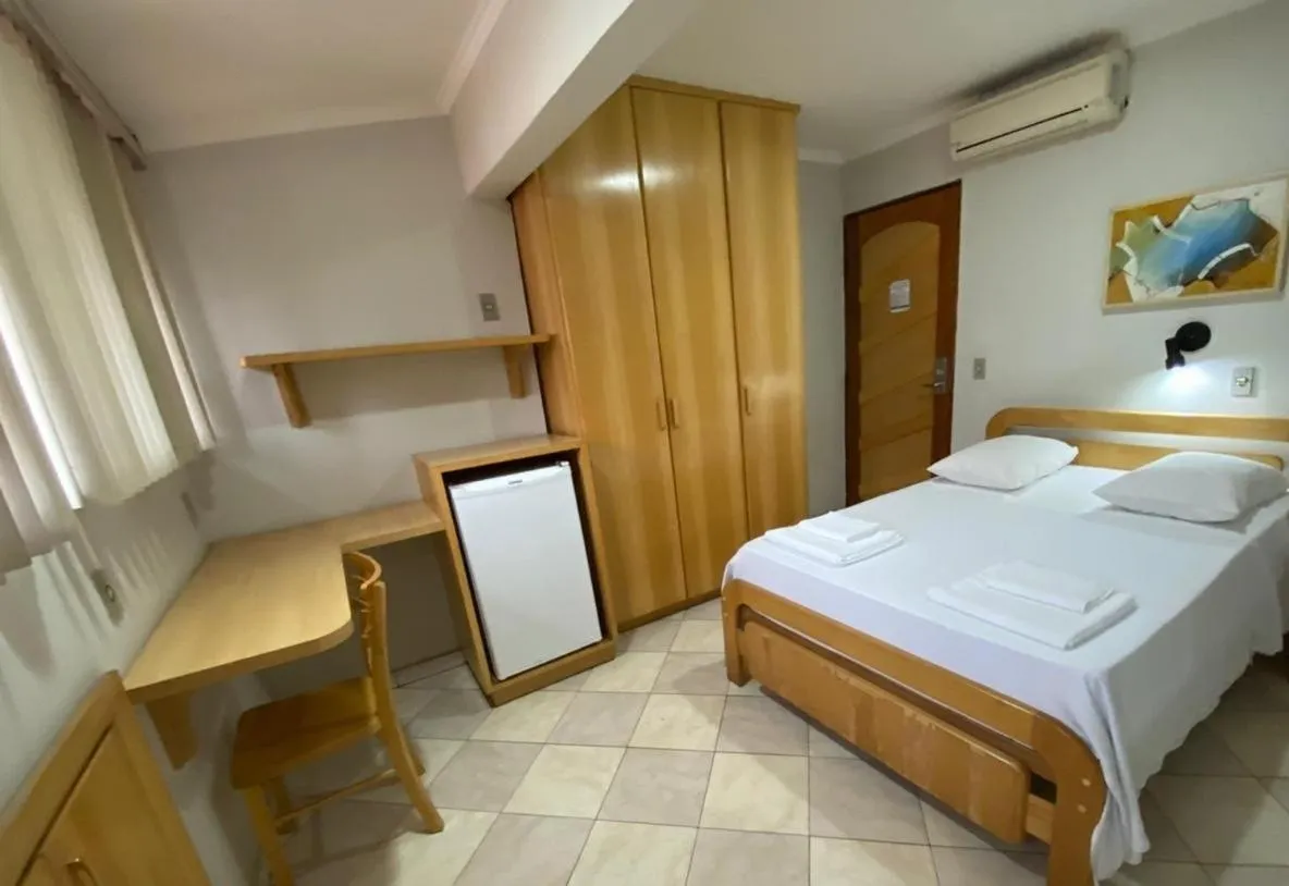 air conditioner, Bed in Missouri Hotel