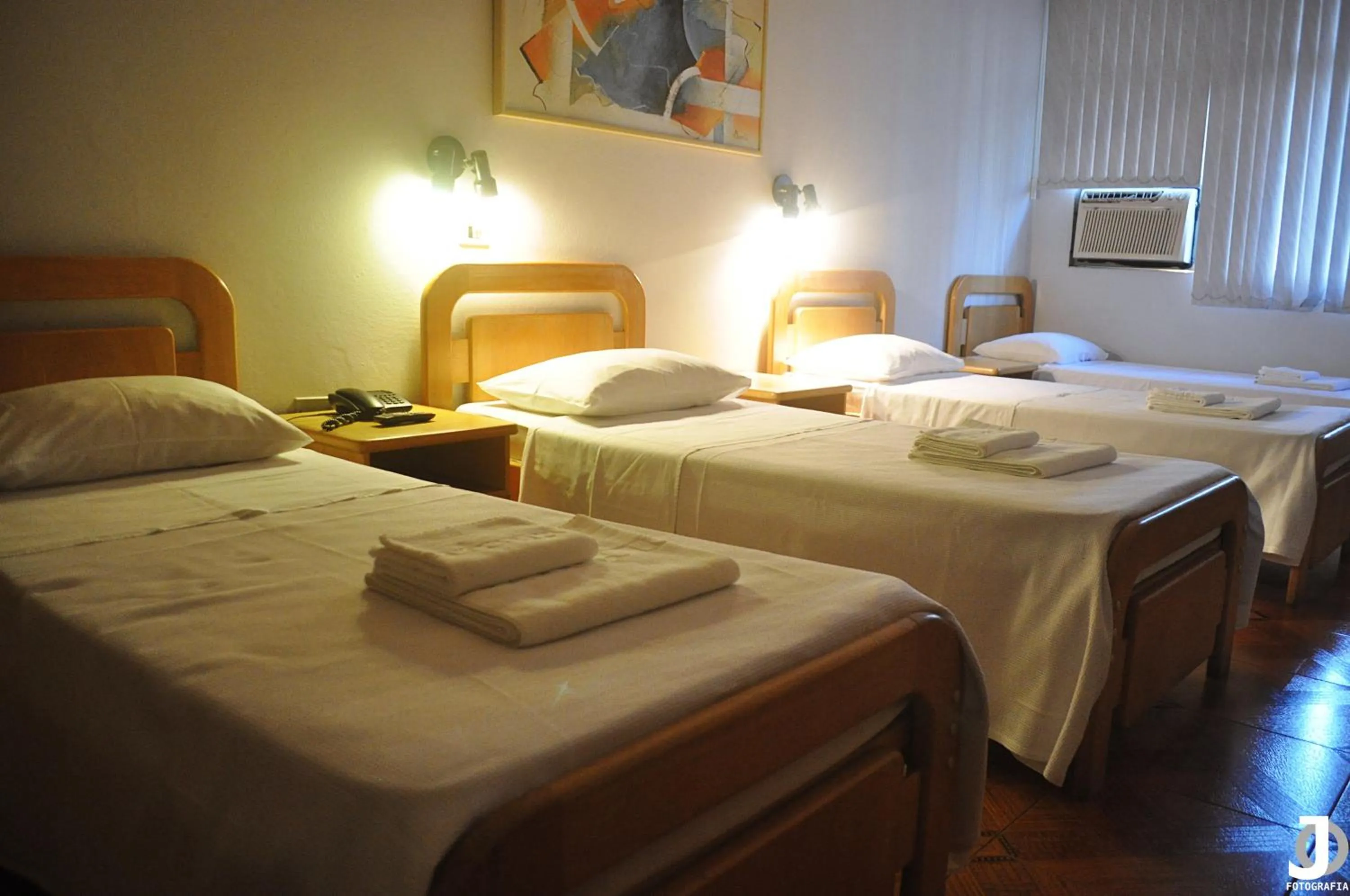 Photo of the whole room, Bed in Missouri Hotel