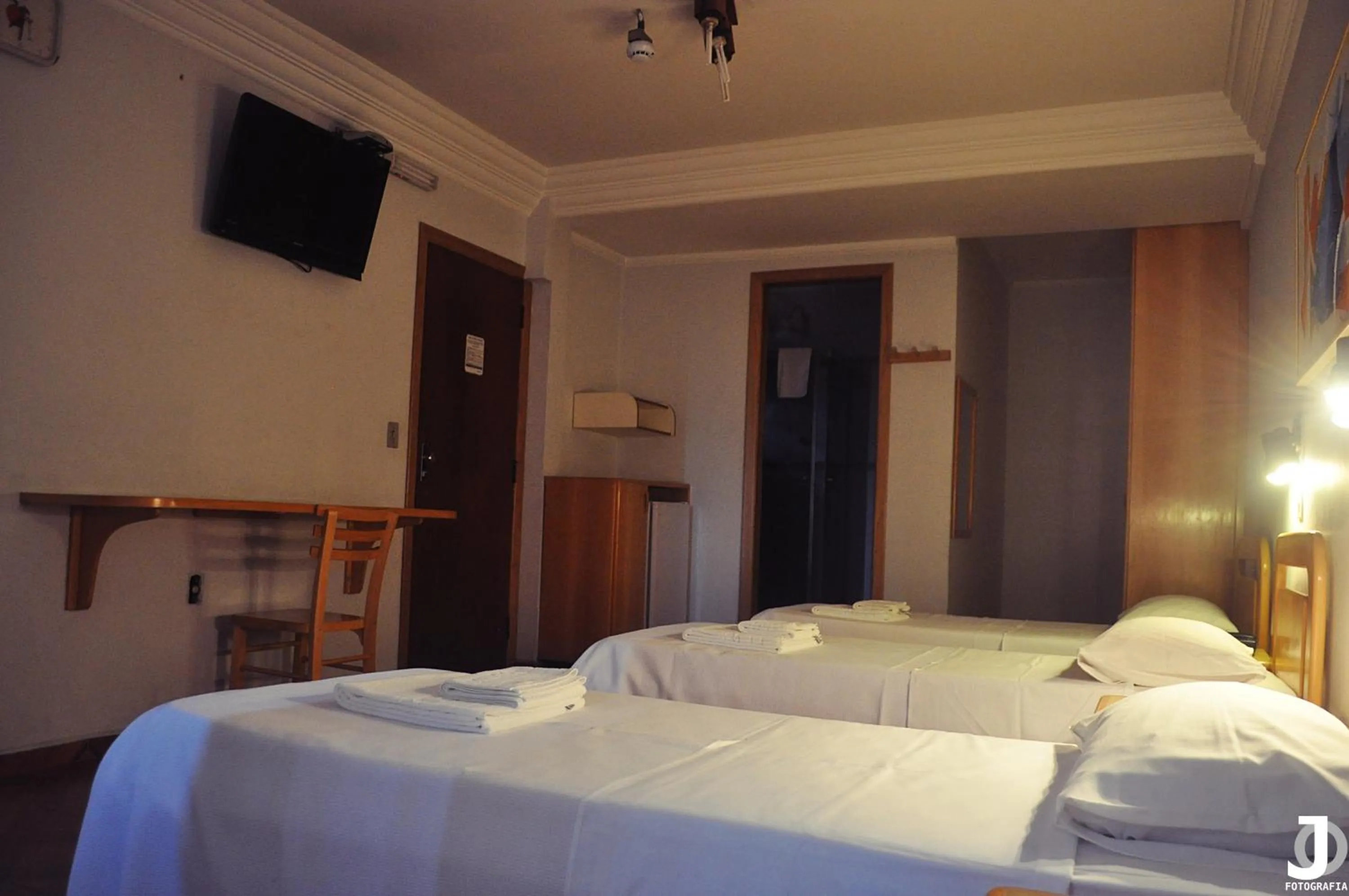 Photo of the whole room, Bed in Missouri Hotel