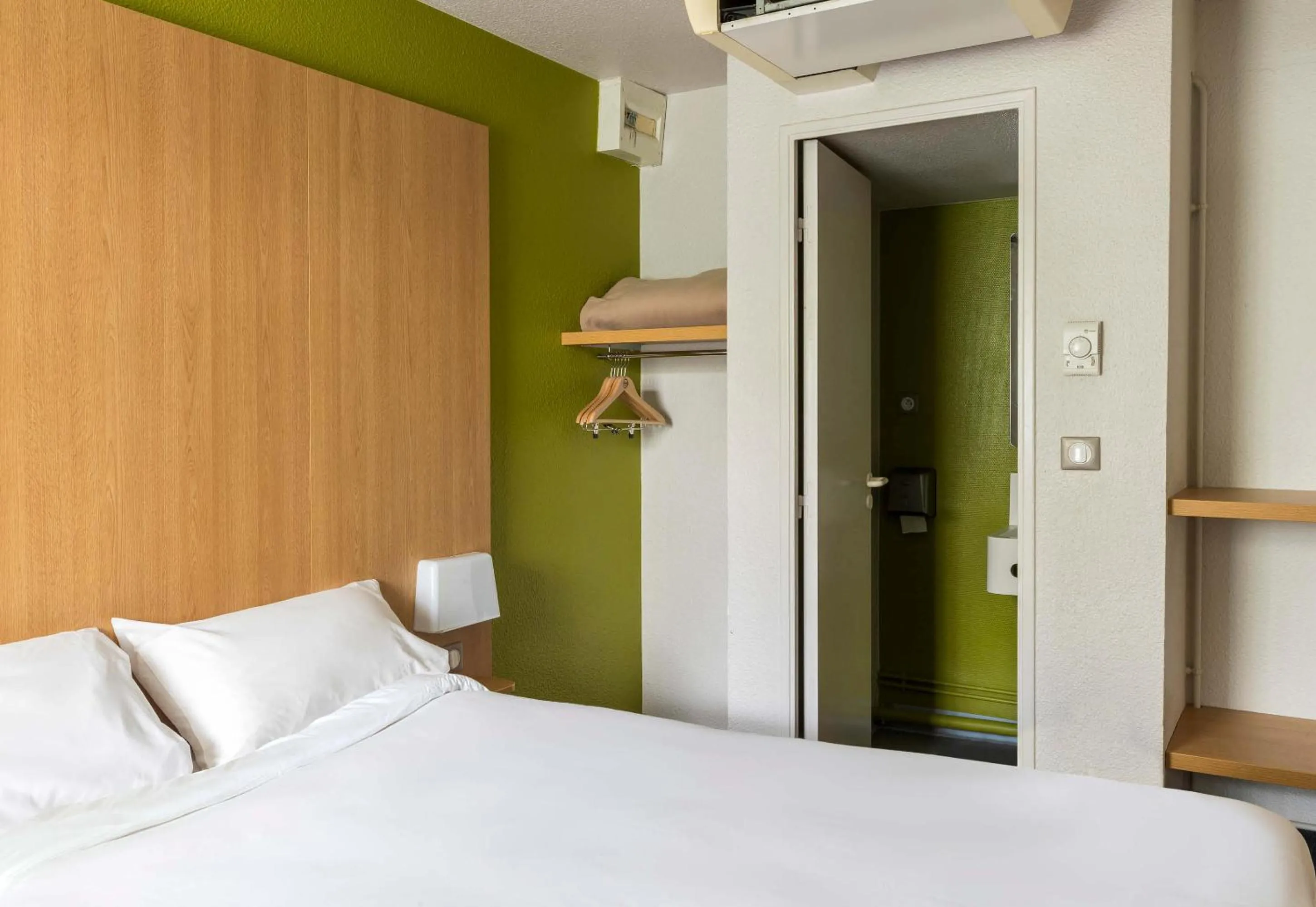 Bedroom, Bed in B&B HOTEL Auxerre Bourgogne