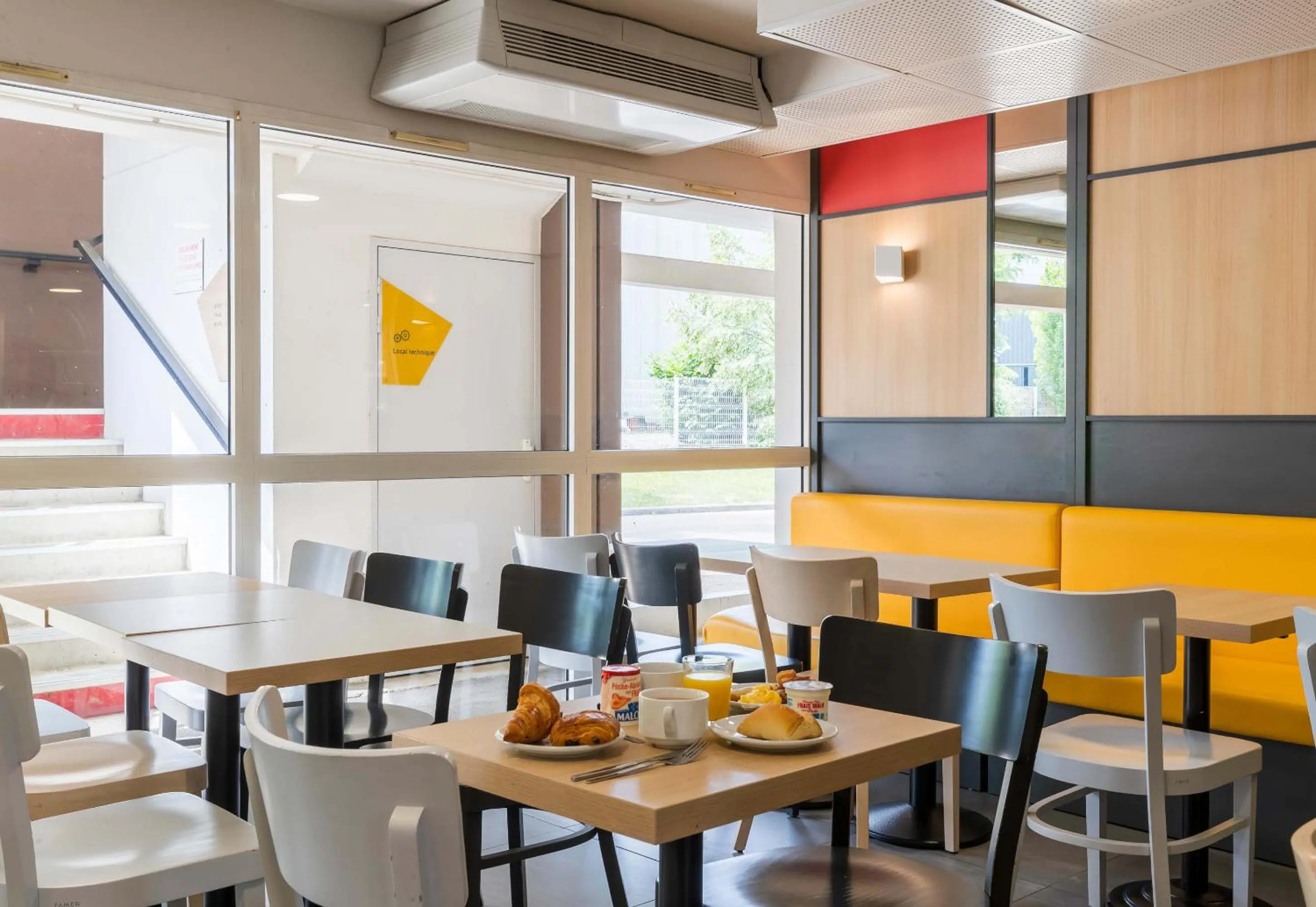 Restaurant/places to eat in B&B HOTEL Auxerre Bourgogne