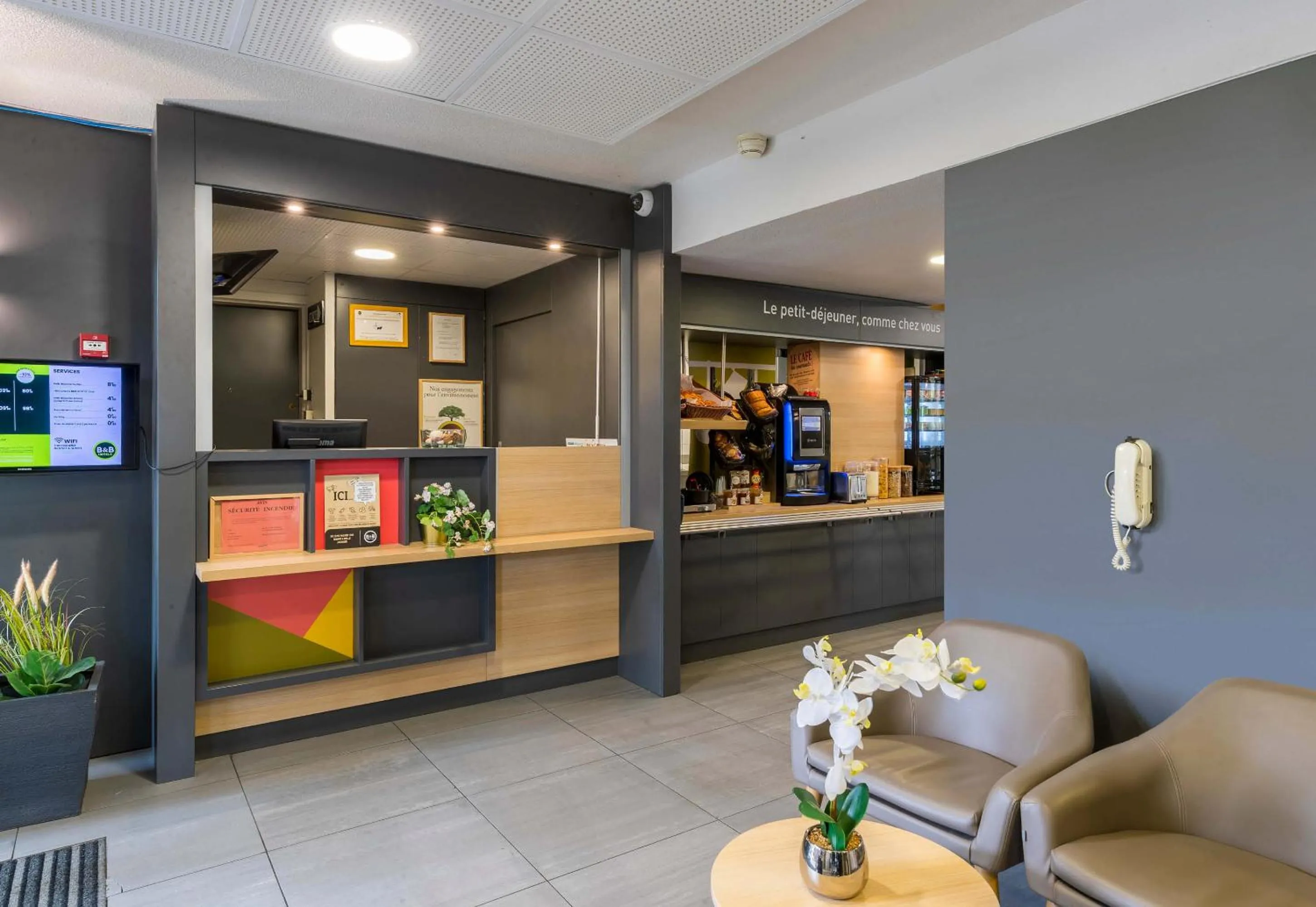 Lobby or reception in B&B HOTEL Auxerre Bourgogne