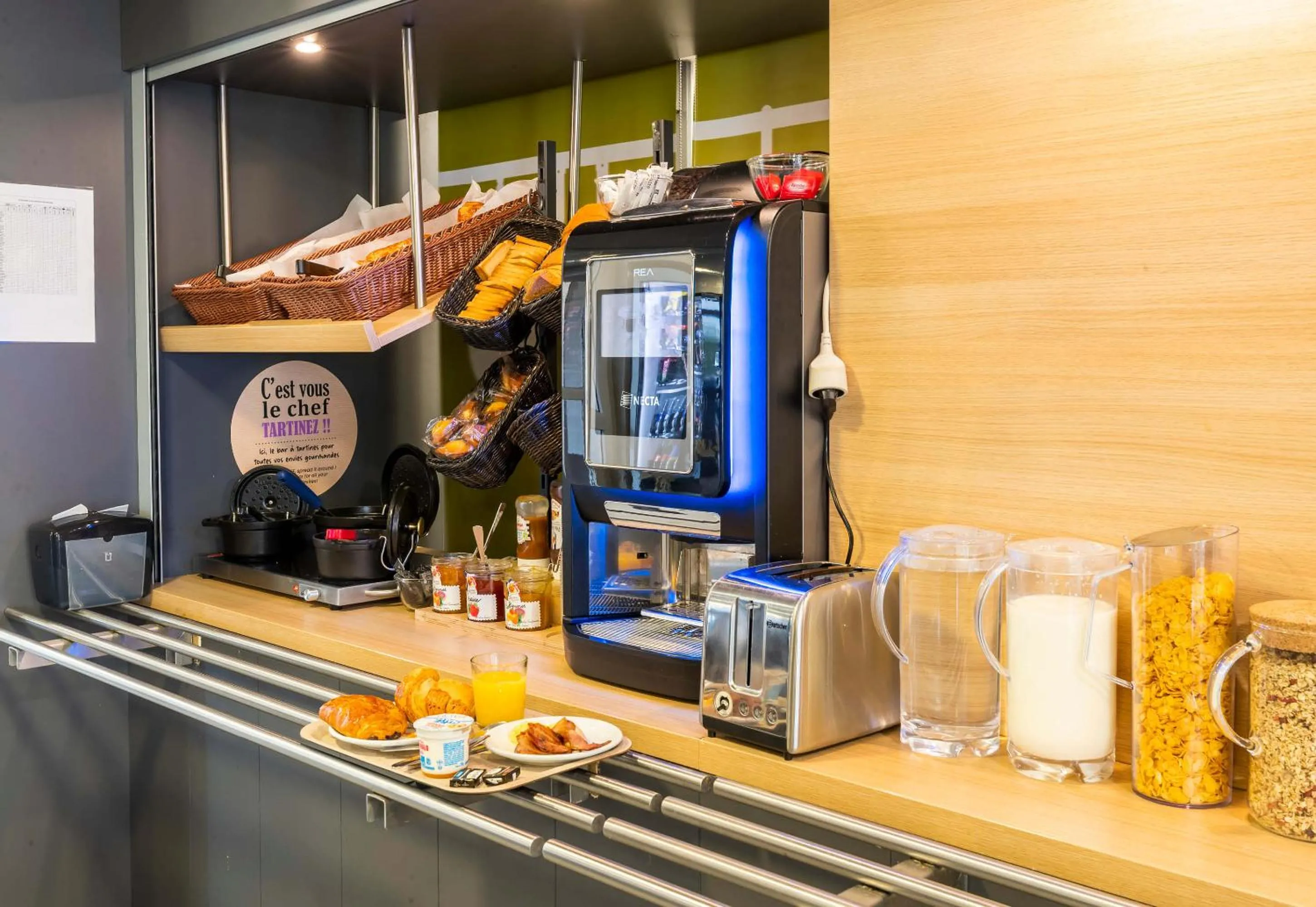 Buffet breakfast in B&B HOTEL Auxerre Bourgogne