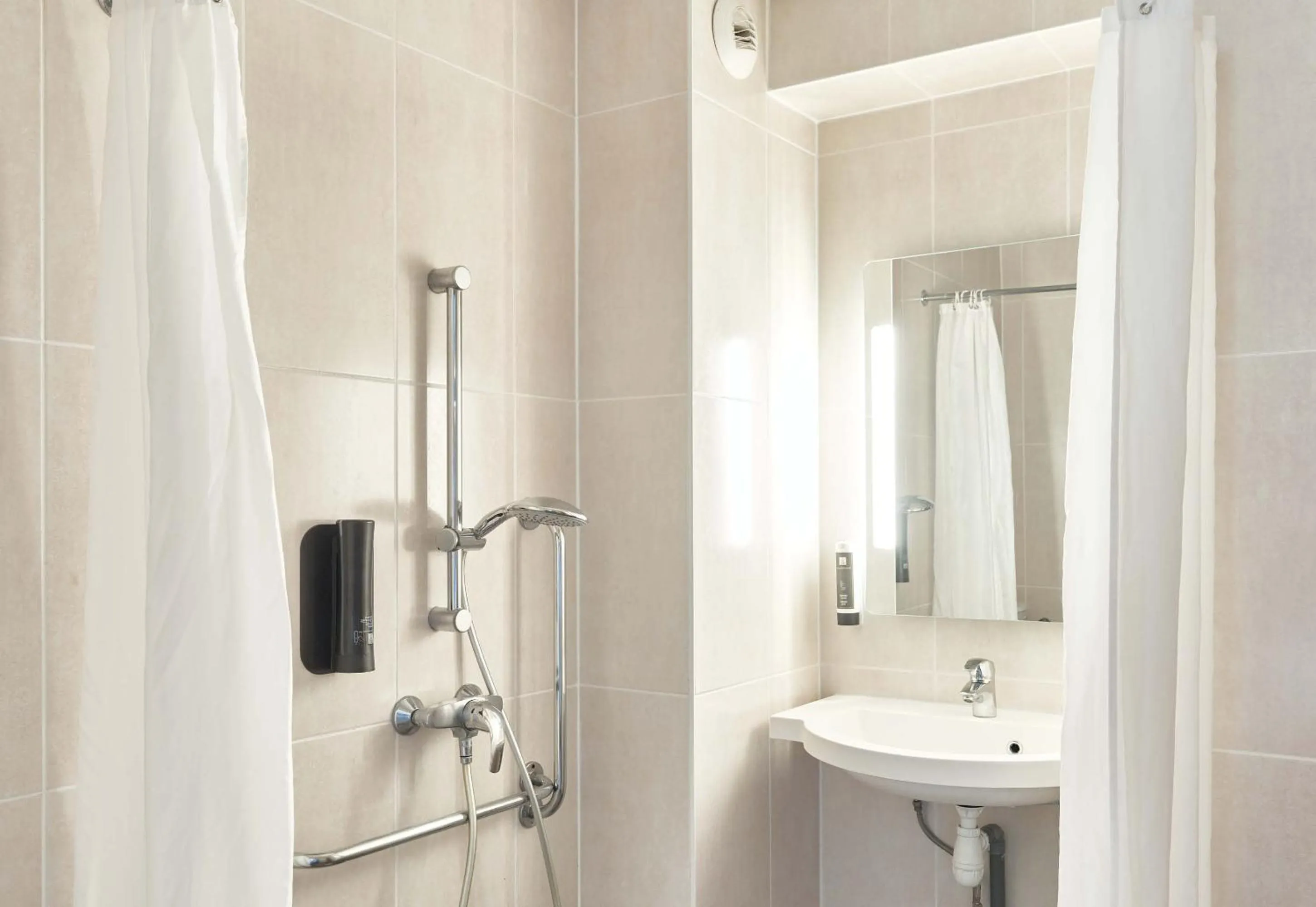 Bathroom in B&B HOTEL Montlhery