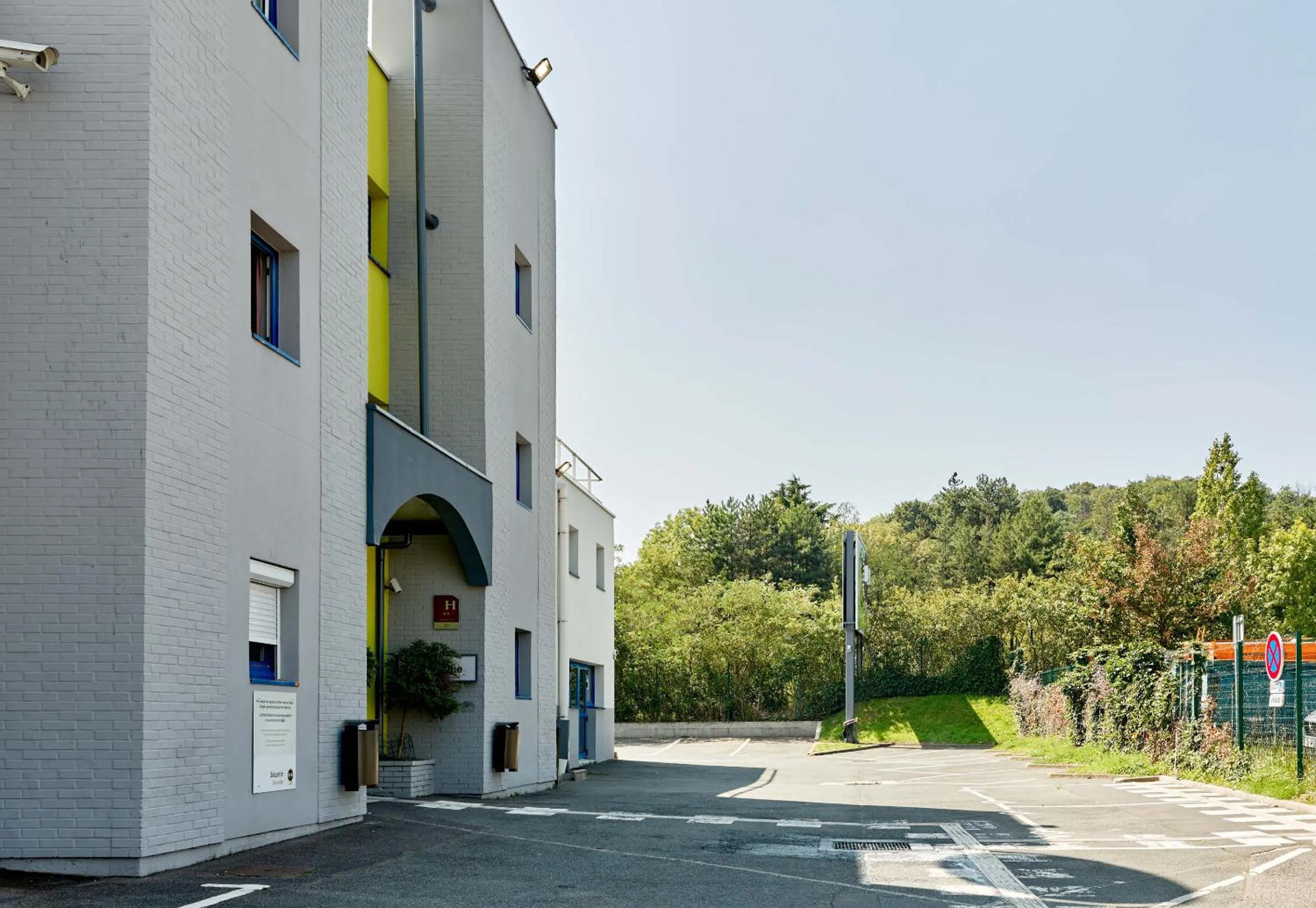 Property building in B&B HOTEL Montlhery