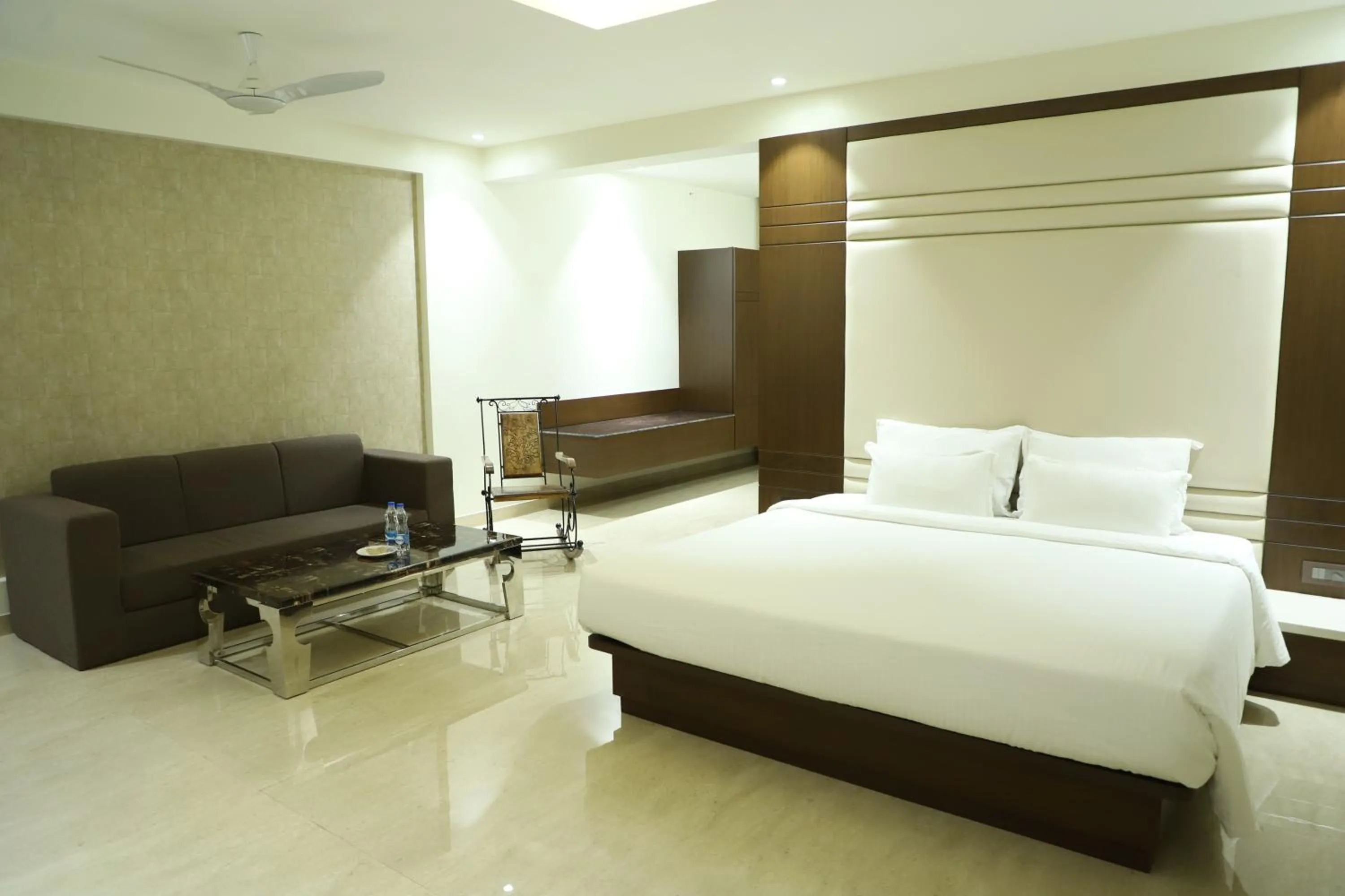 Photo of the whole room, Bed in Grand Heritage Narmada Jacksons