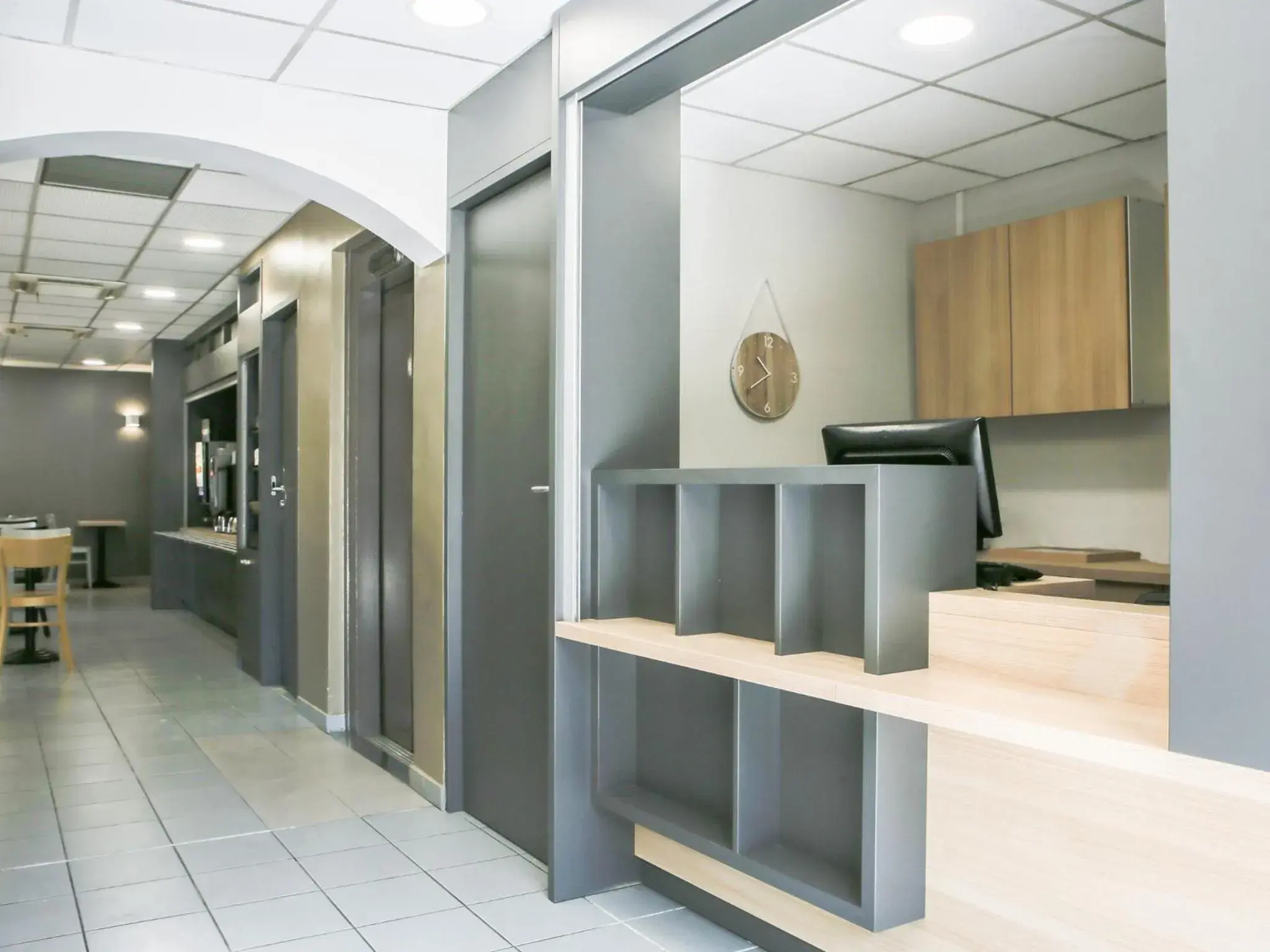 Lobby or reception in B&B HOTEL Hyères Lobby or reception in B&B HOTEL Hyères