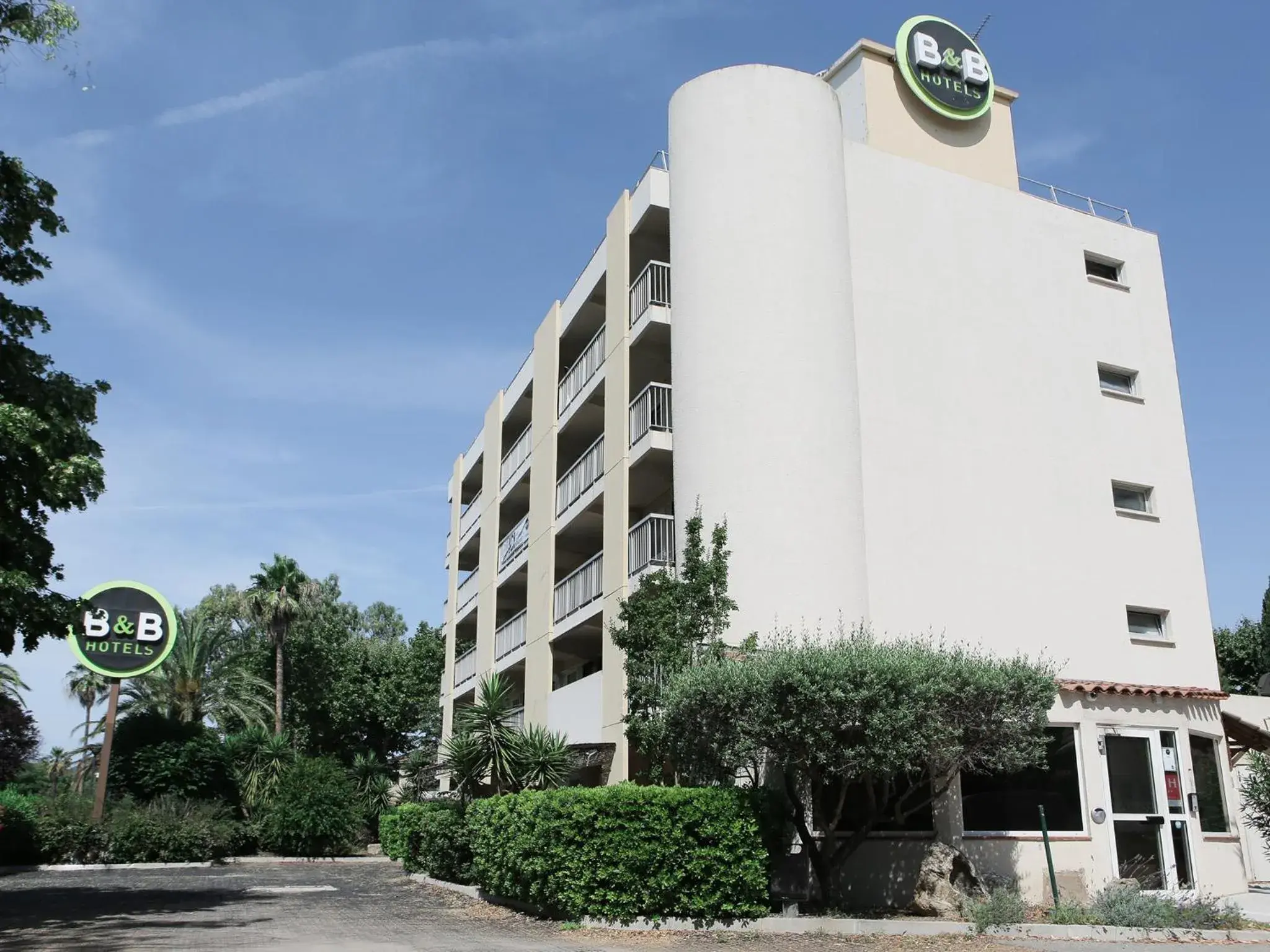 Facade/entrance in B&B HOTEL Hyères Facade/entrance in B&B HOTEL Hyères