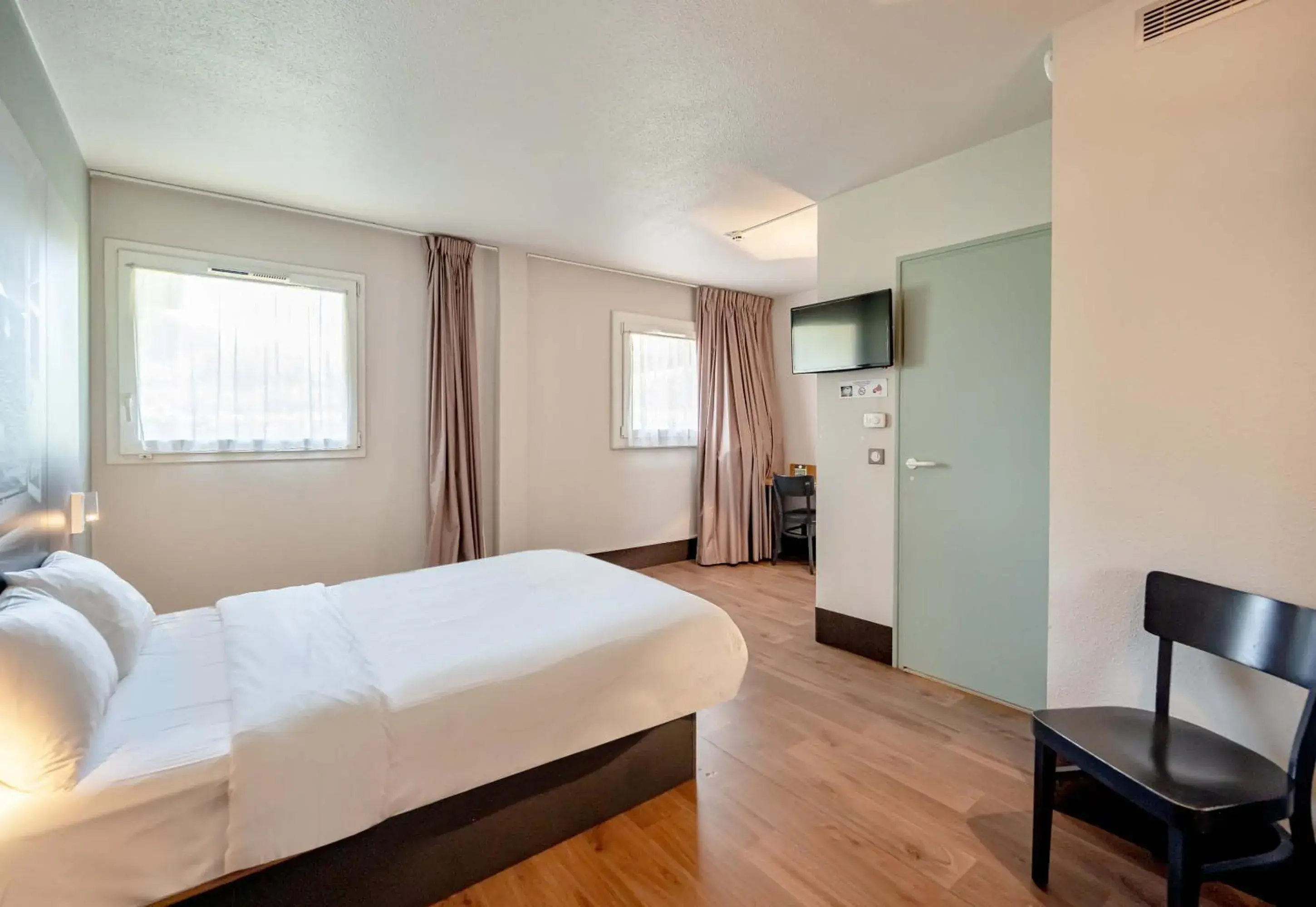 Bedroom, Bed in B&B HOTEL Hyères Bedroom, Bed in B&B HOTEL Hyères