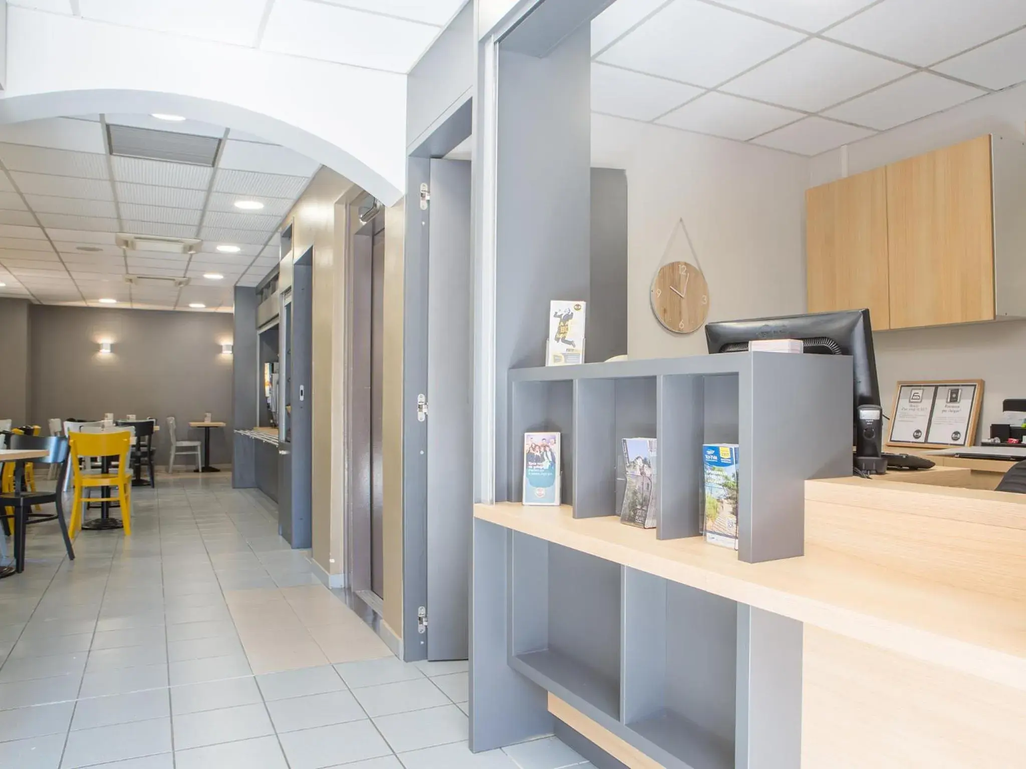 Lobby or reception in B&B HOTEL Hyères Lobby or reception in B&B HOTEL Hyères