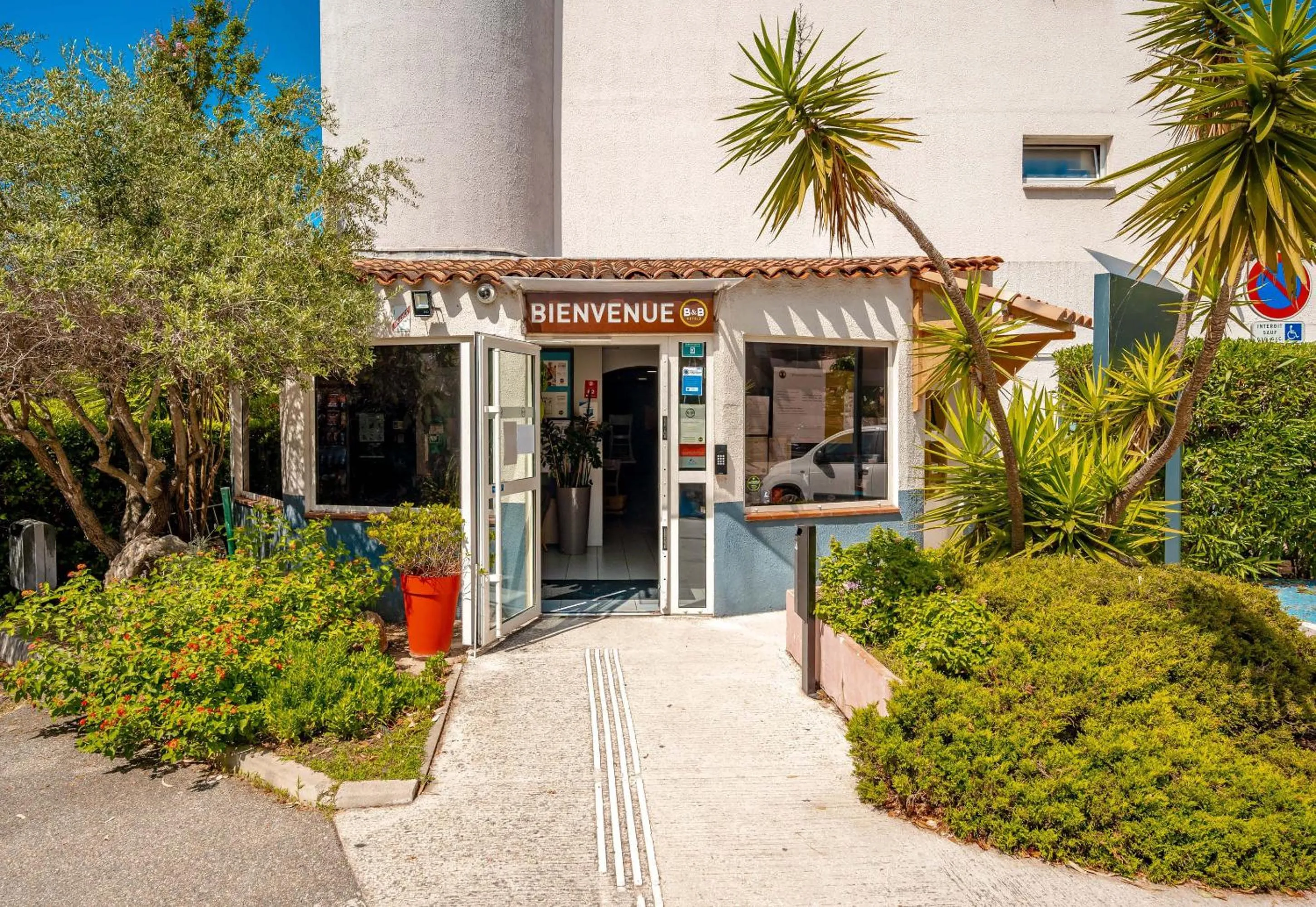 Facade/entrance in B&B HOTEL Hyères