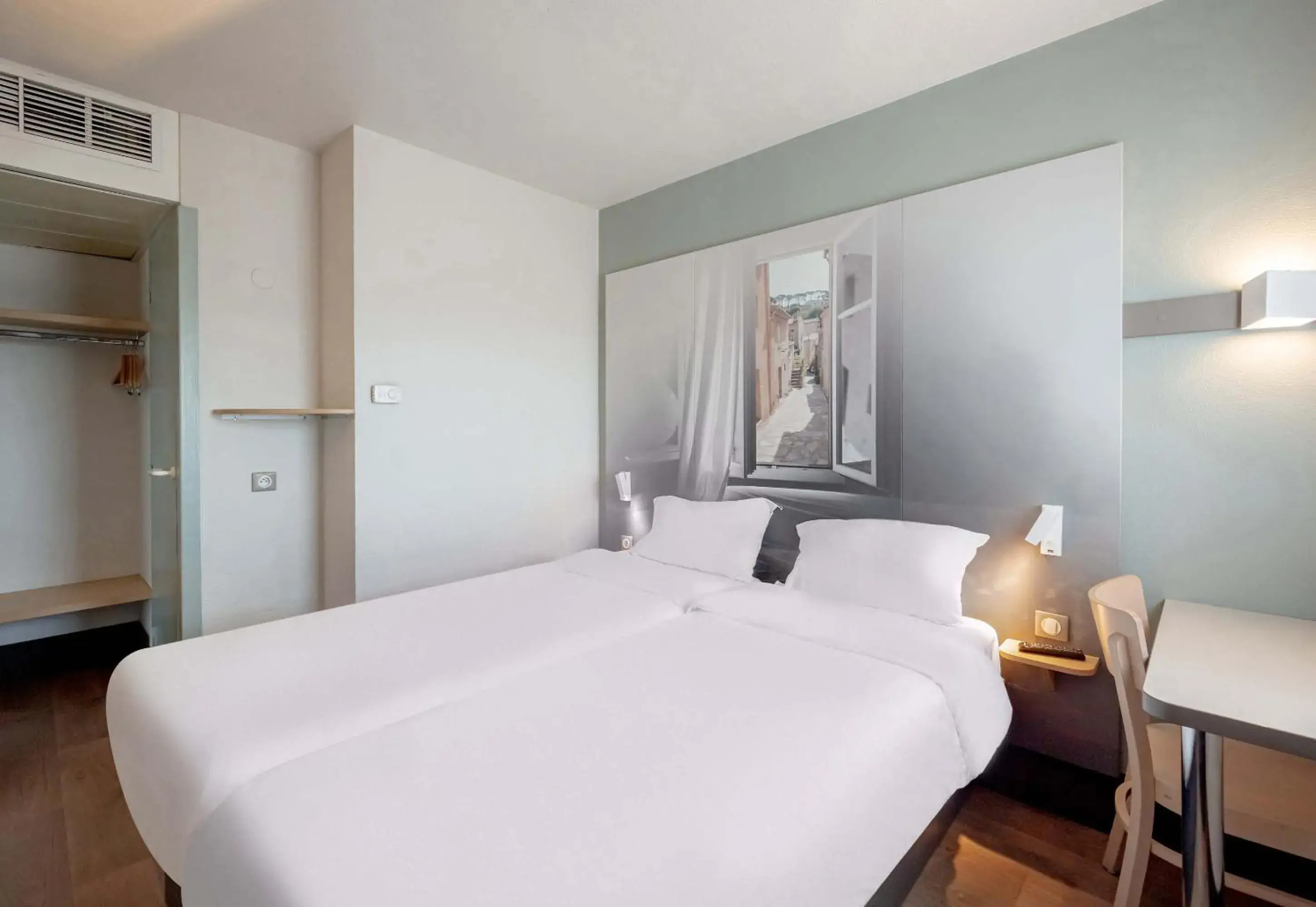 Bedroom, Bed in B&B HOTEL Hyères Bedroom, Bed in B&B HOTEL Hyères