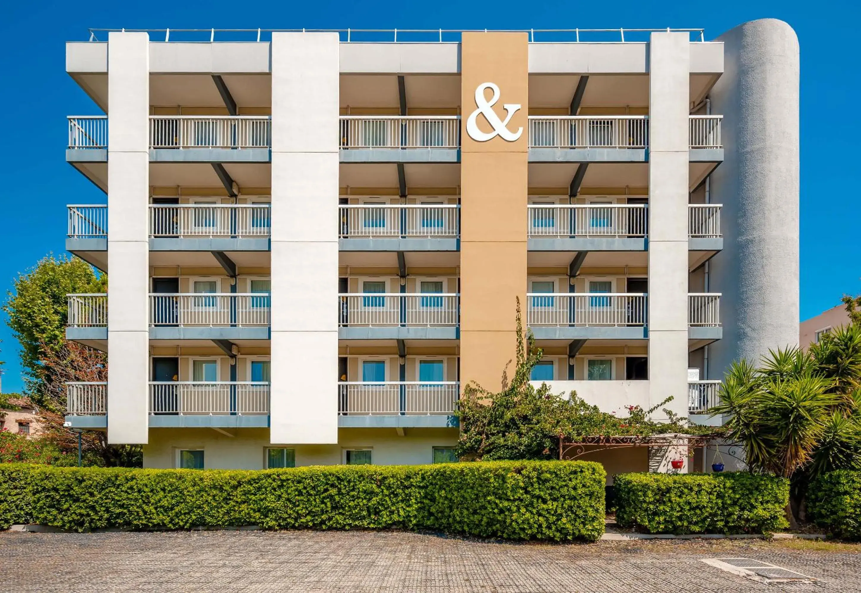 Property building in B&B HOTEL Hyères Property building in B&B HOTEL Hyères