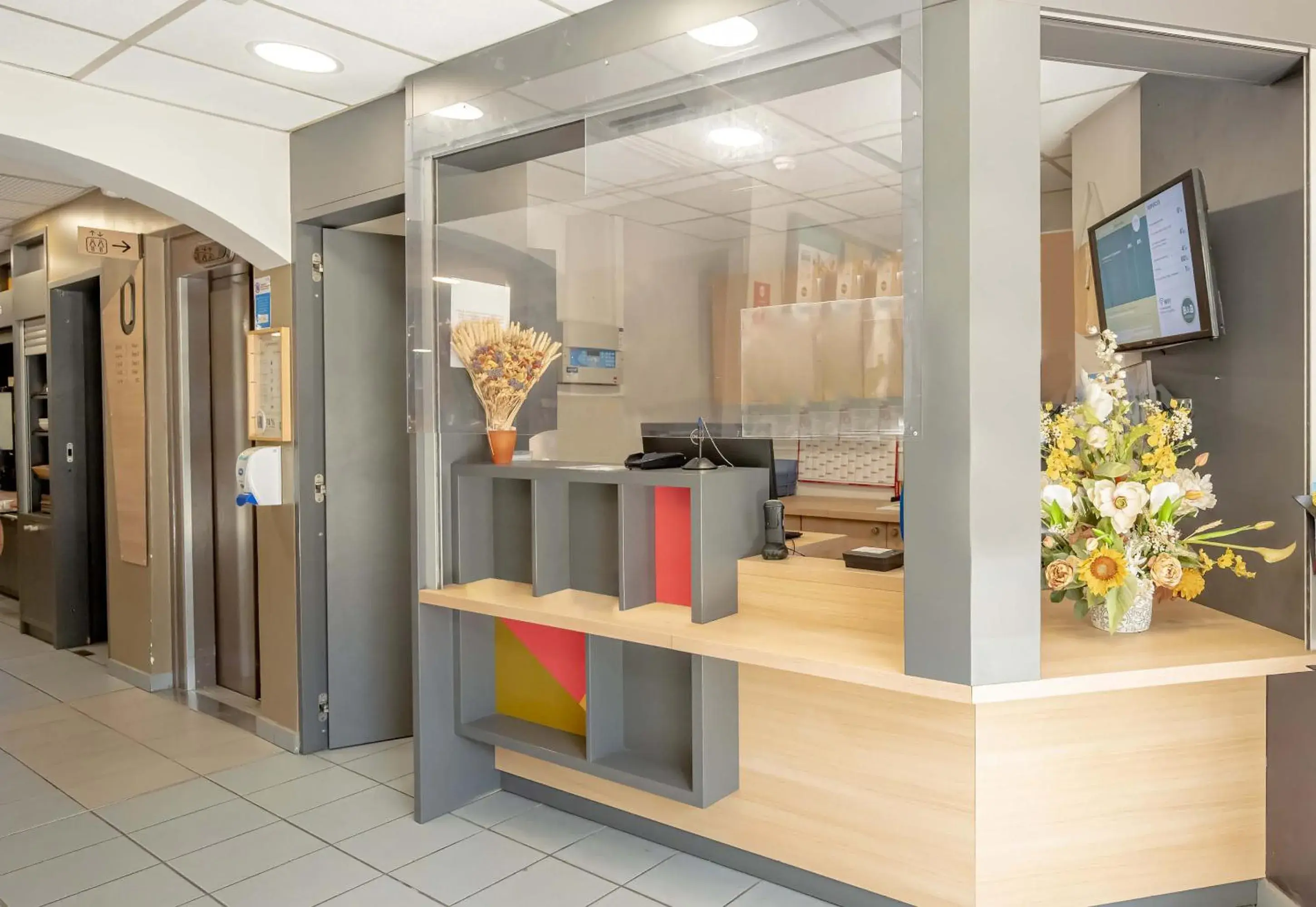 Lobby or reception in B&B HOTEL Hyères Lobby or reception in B&B HOTEL Hyères