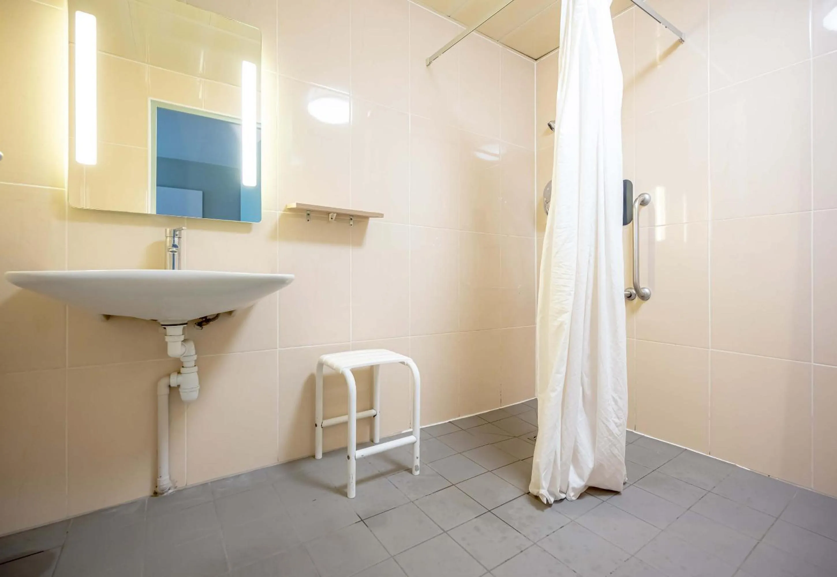 Bathroom in B&B HOTEL Hyères