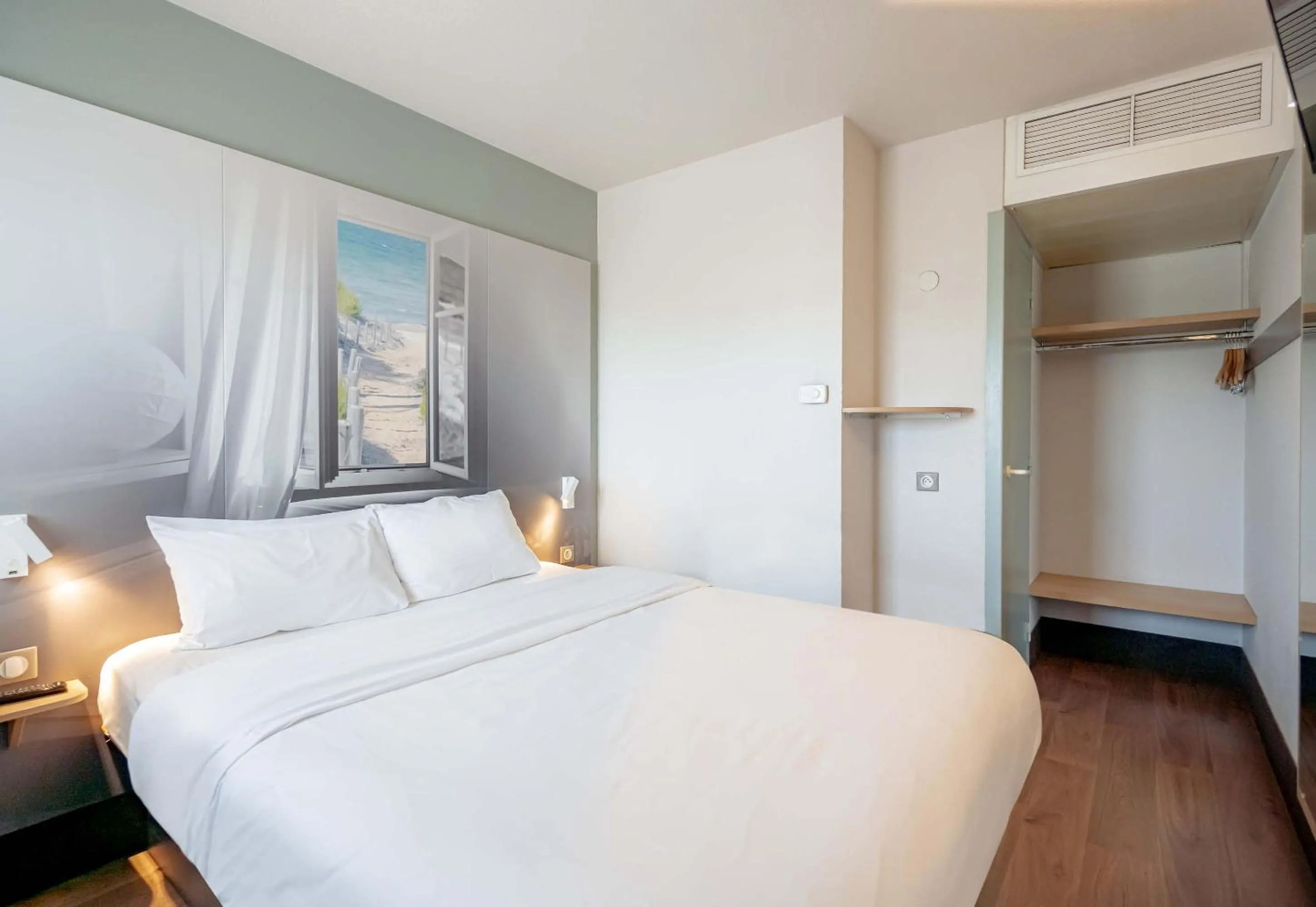 Bedroom, Bed in B&B HOTEL Hyères