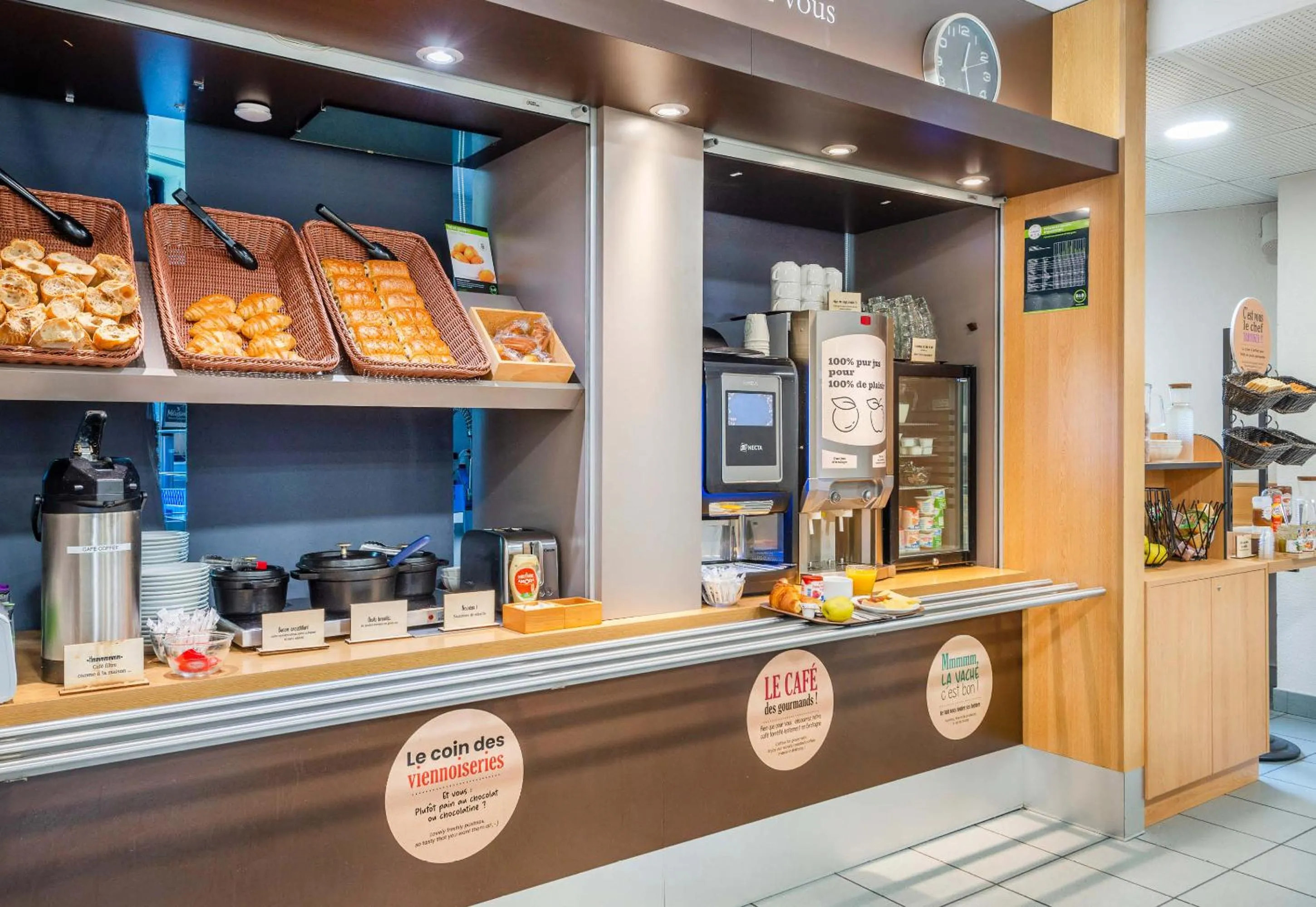 Buffet breakfast in B&B HOTEL Cholet Sud