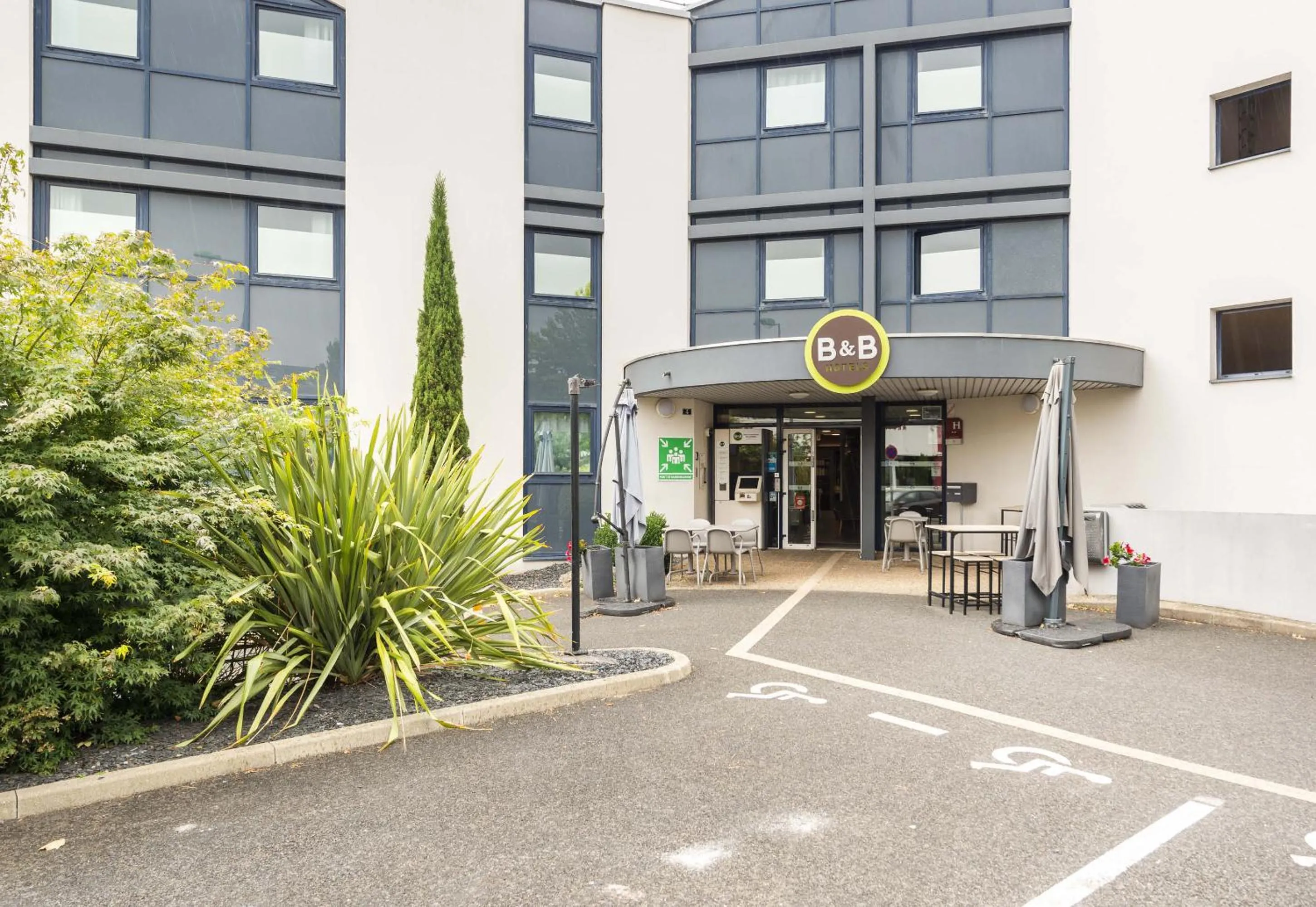Facade/entrance in B&B HOTEL Cholet Sud