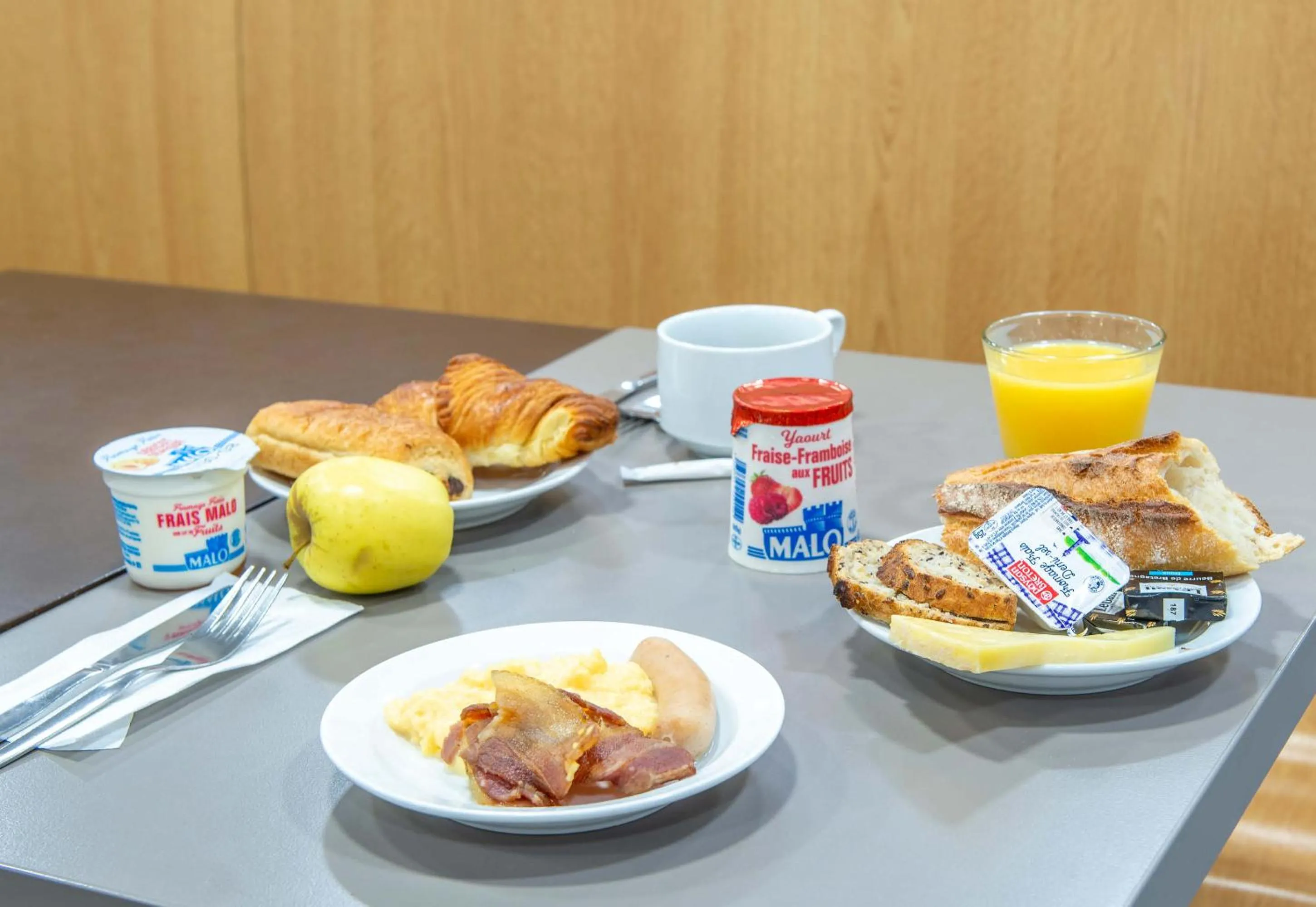 Breakfast in B&B HOTEL Cholet Sud