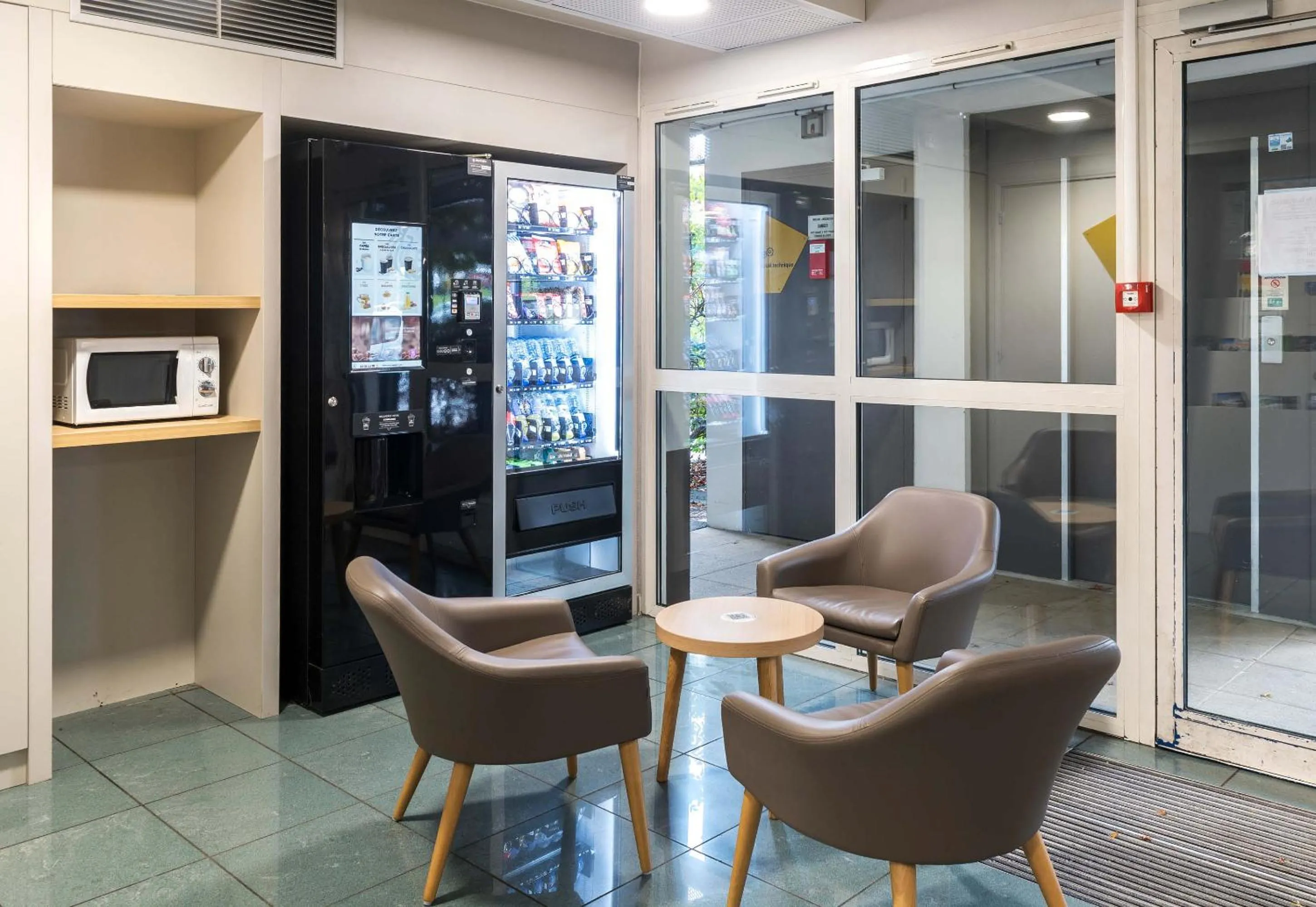 Seating area in B&B HOTEL Laval Changé