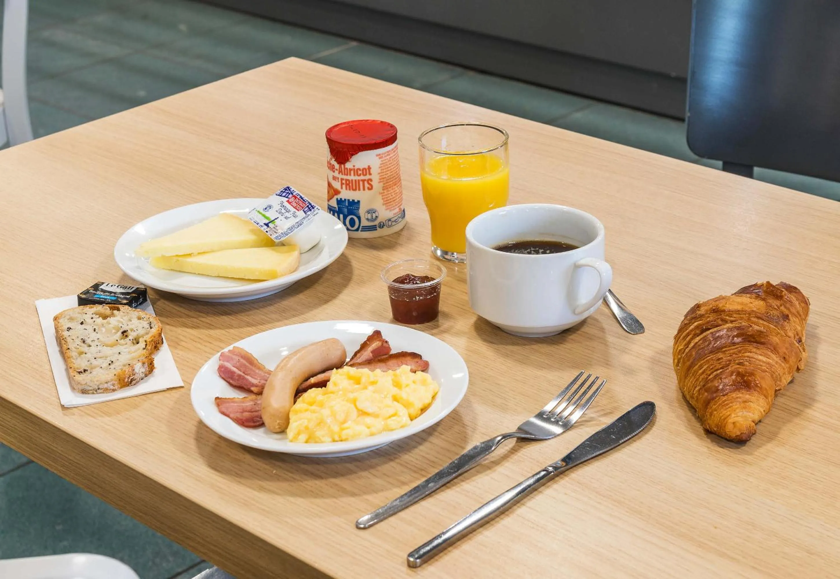 Breakfast in B&B HOTEL Laval Changé