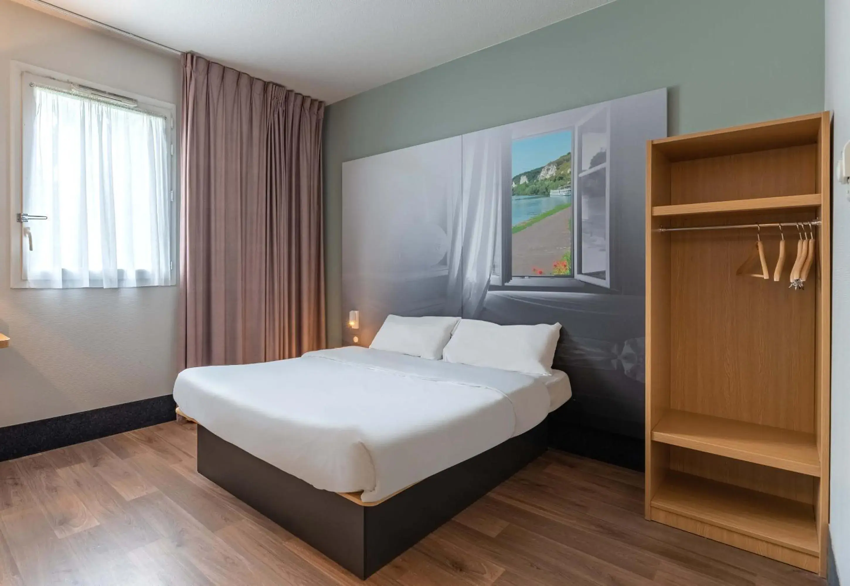 Double Room - Disability Access in B&B HOTEL Evreux Double Room - Disability Access in B&B HOTEL Evreux