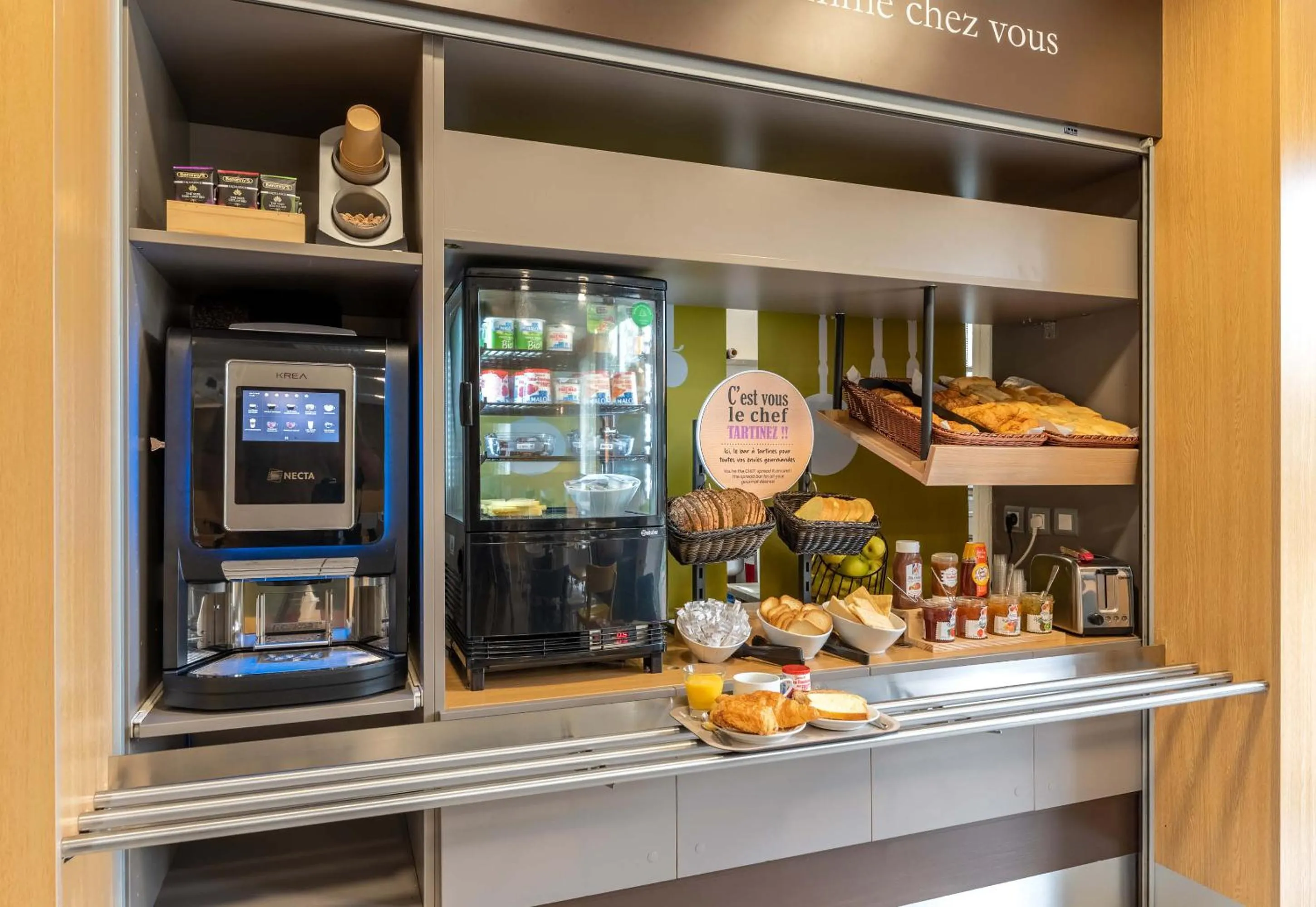 Buffet breakfast in B&B HOTEL Evreux