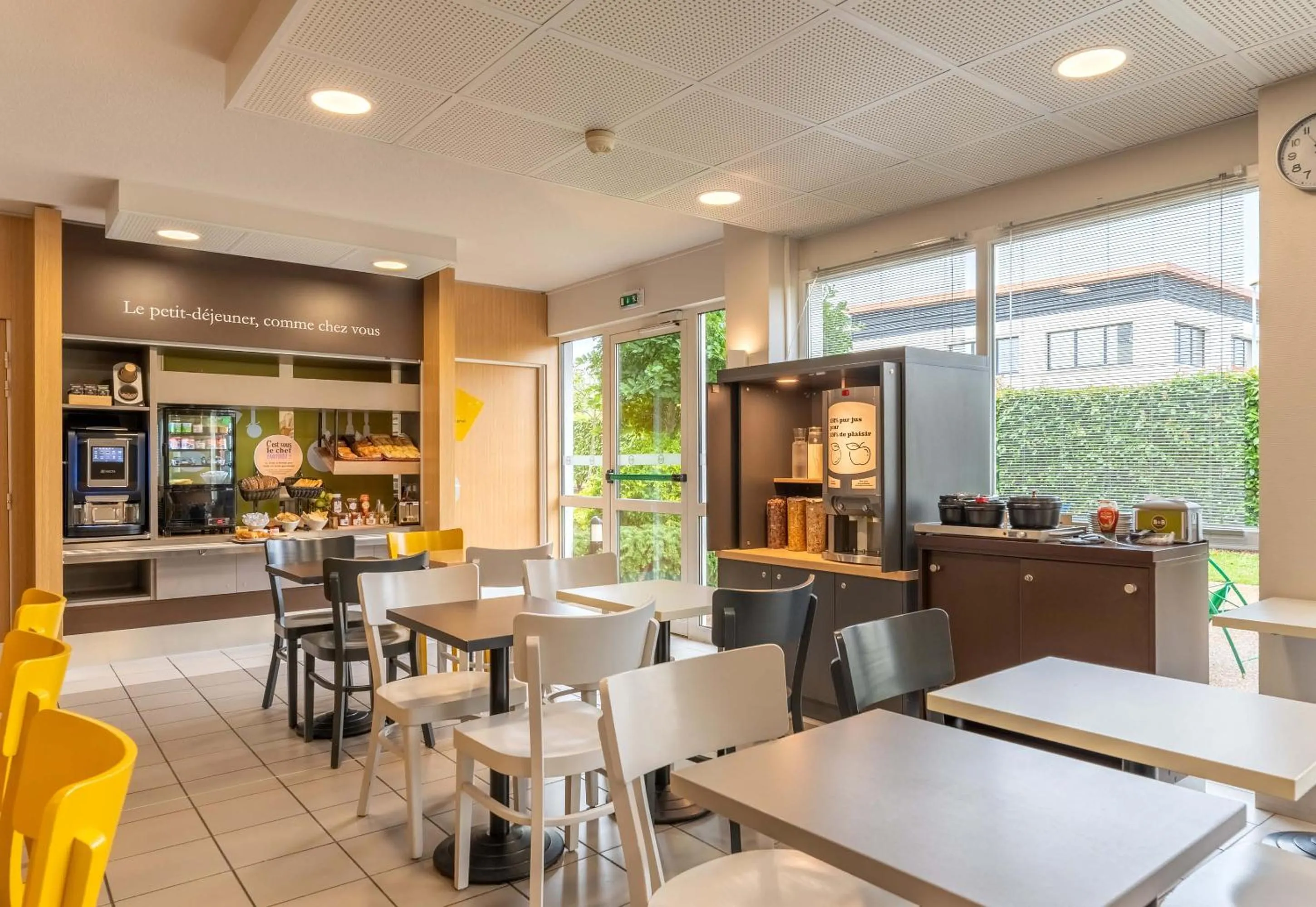 Restaurant/places to eat in B&B HOTEL Evreux