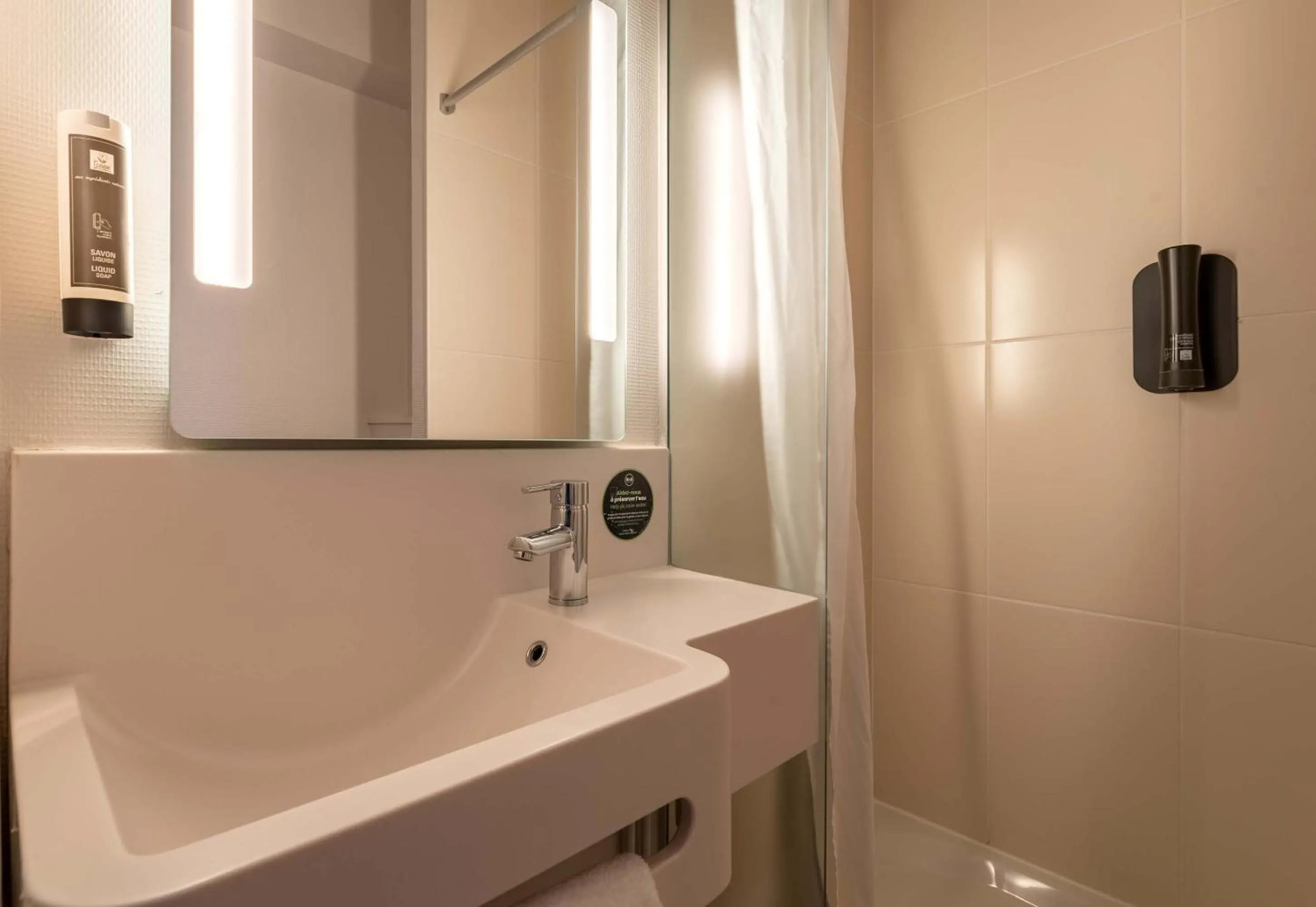 Bathroom in B&B HOTEL Evreux